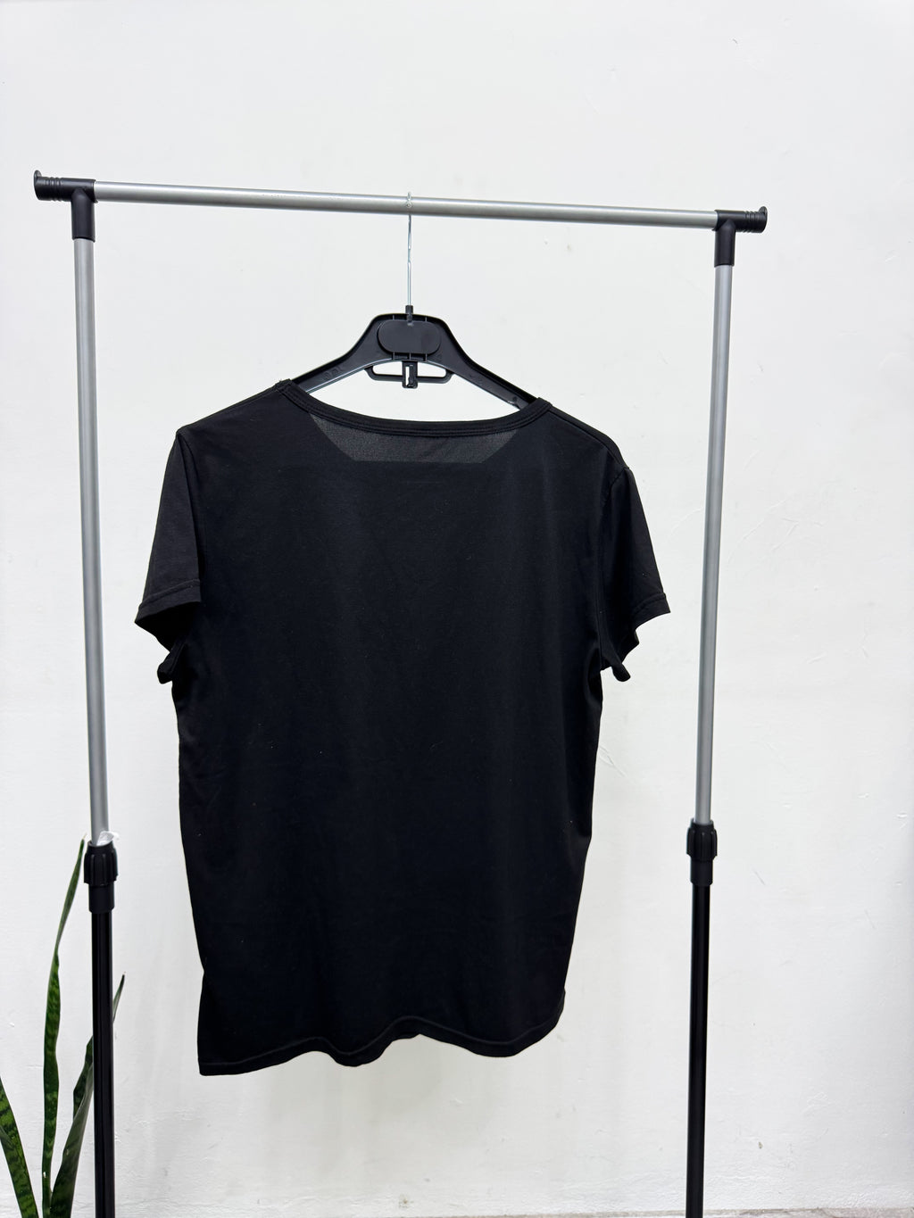 Remera negra salchicha