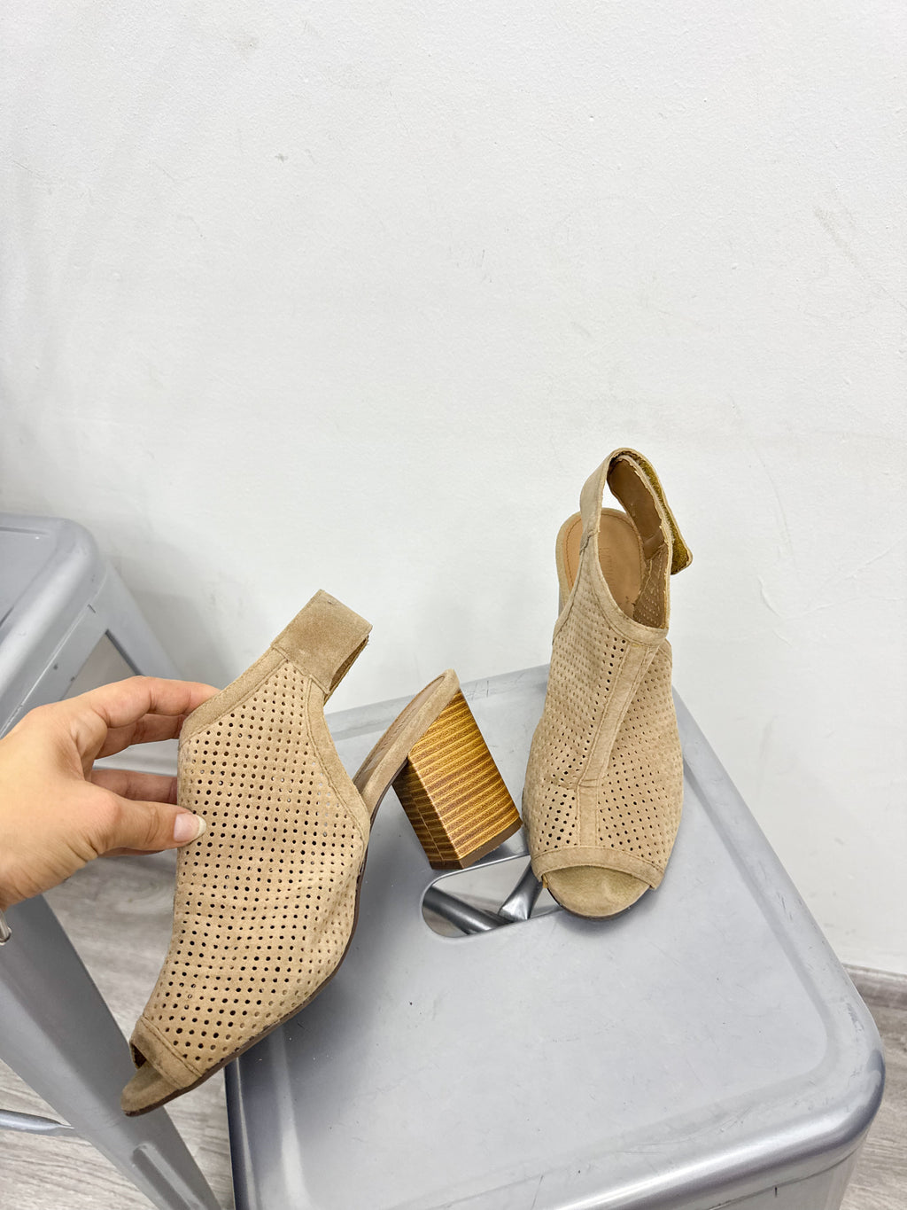 Sandalias beige cerradas