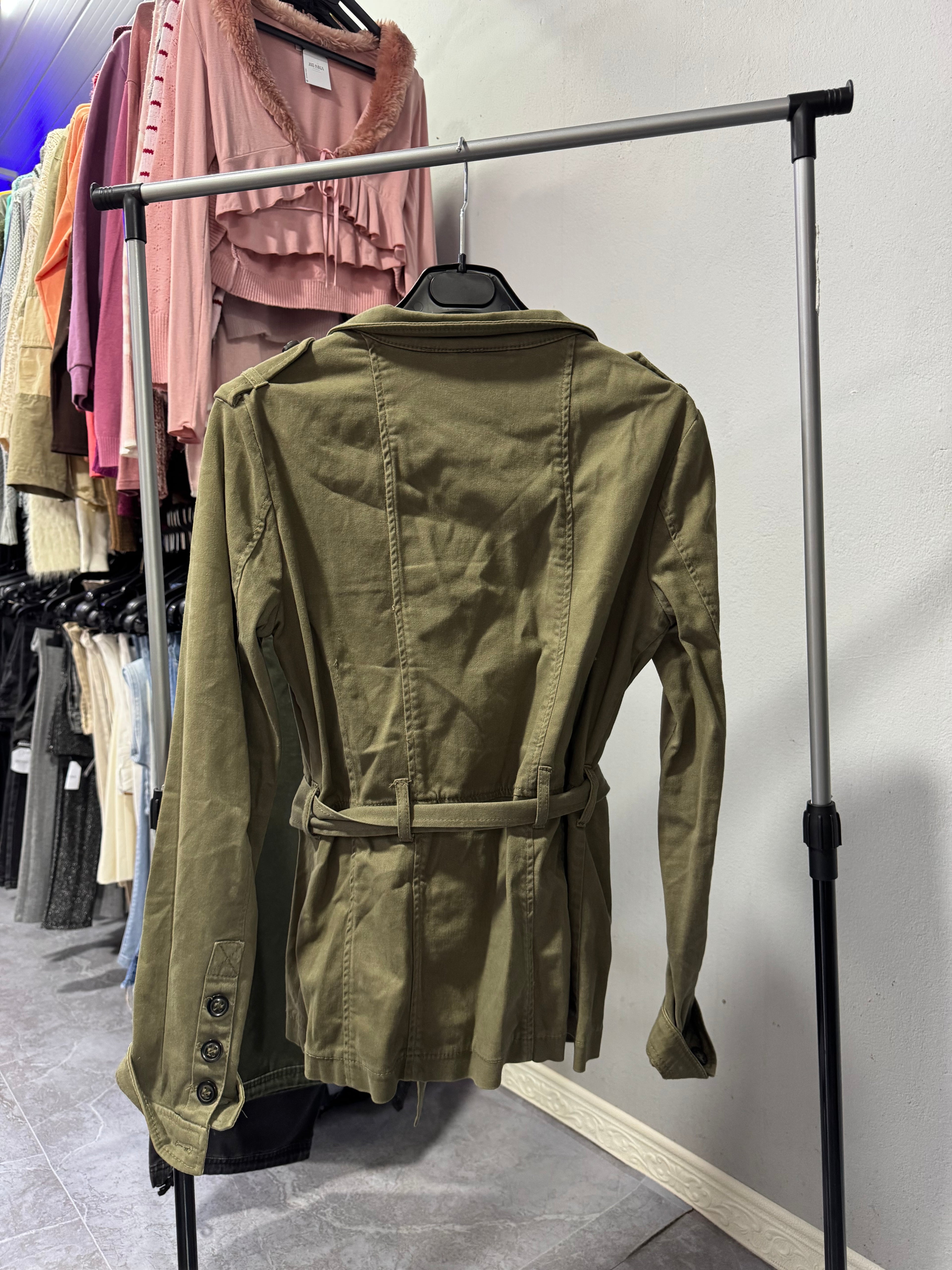 Chaqueta verde con cinto y botones
