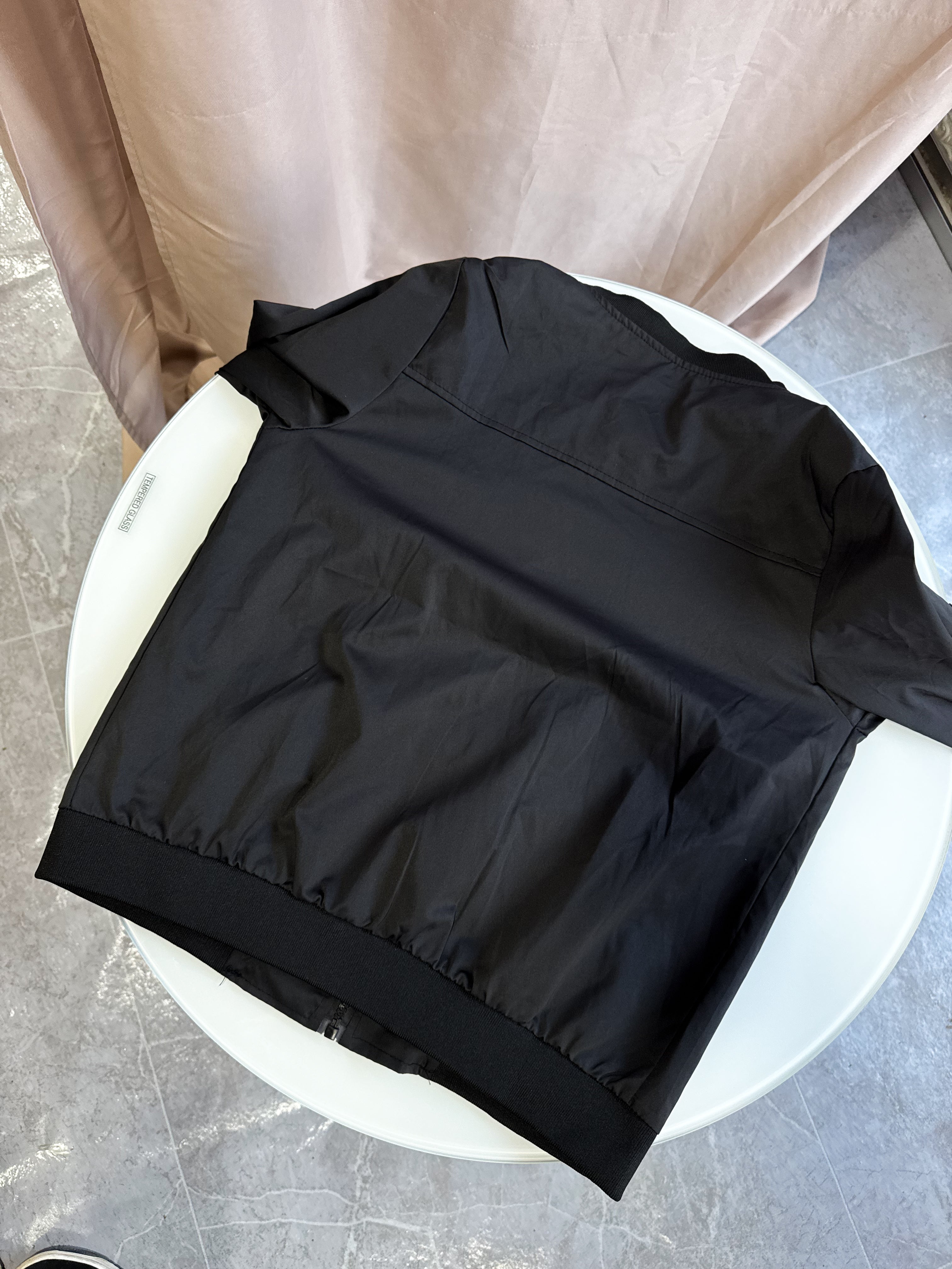 Campera Bomber negra con flores rojas