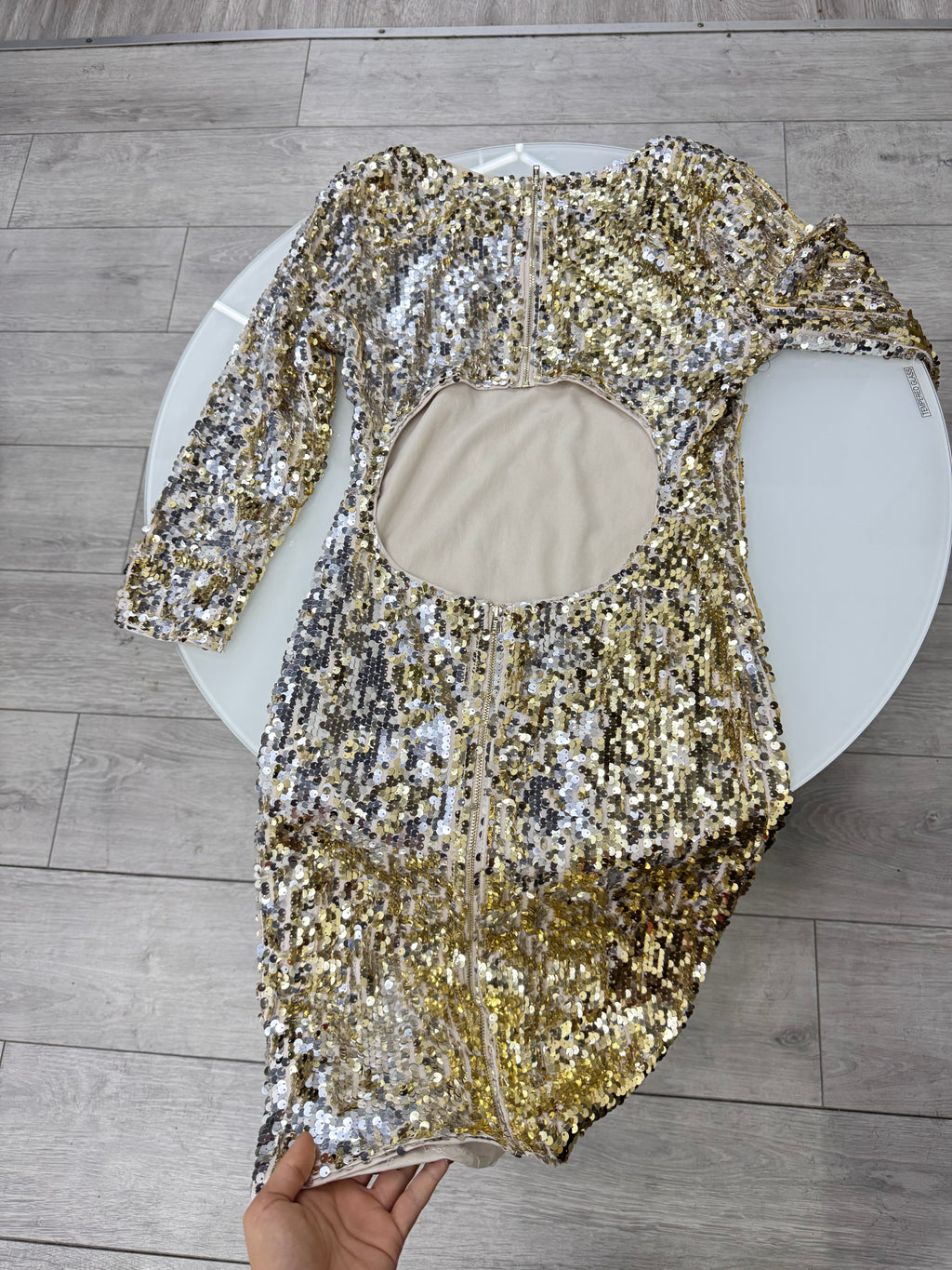 Vestido de lentejuelas manga larga beige
