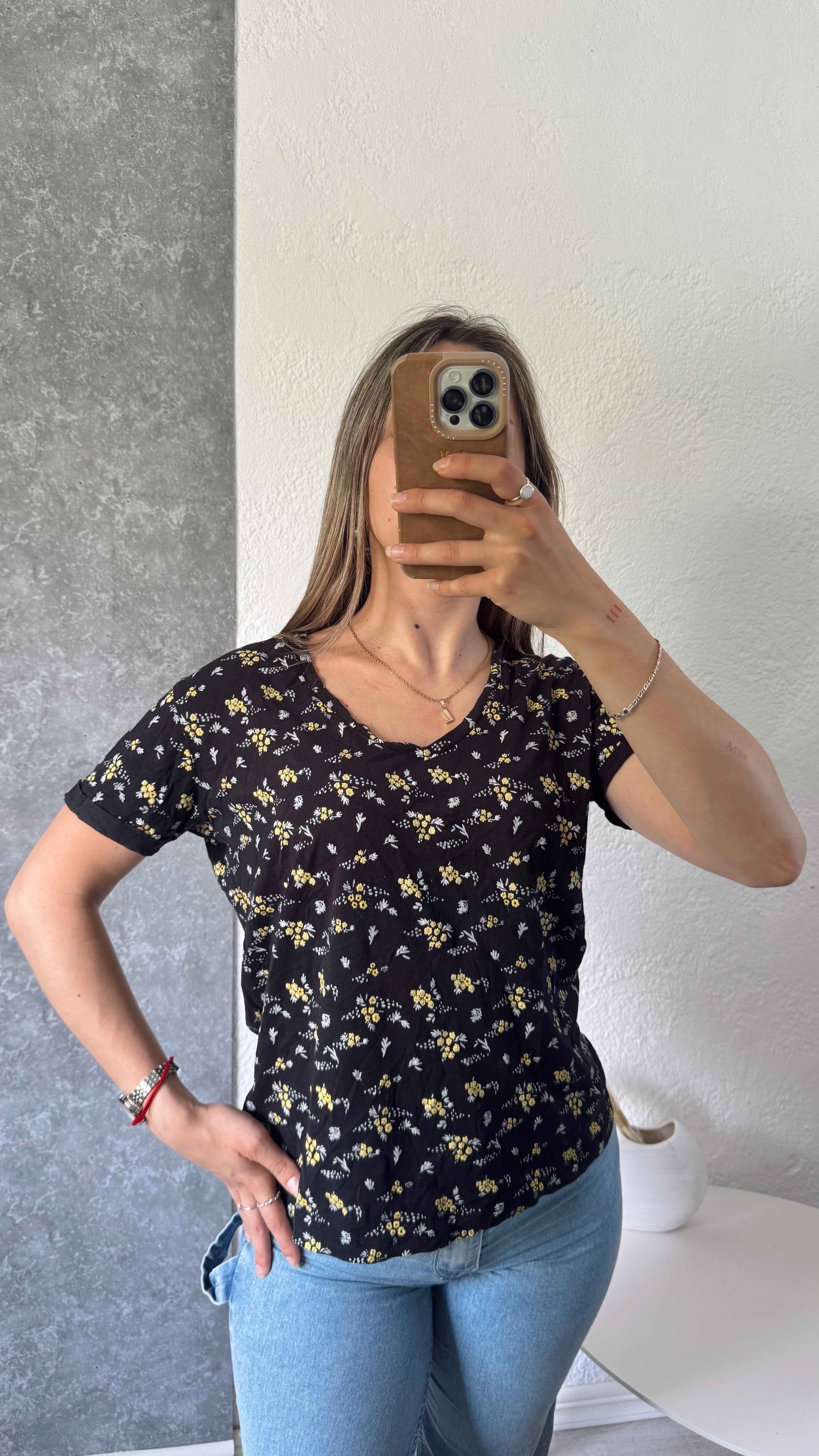 Remera INDIAN negra con flores