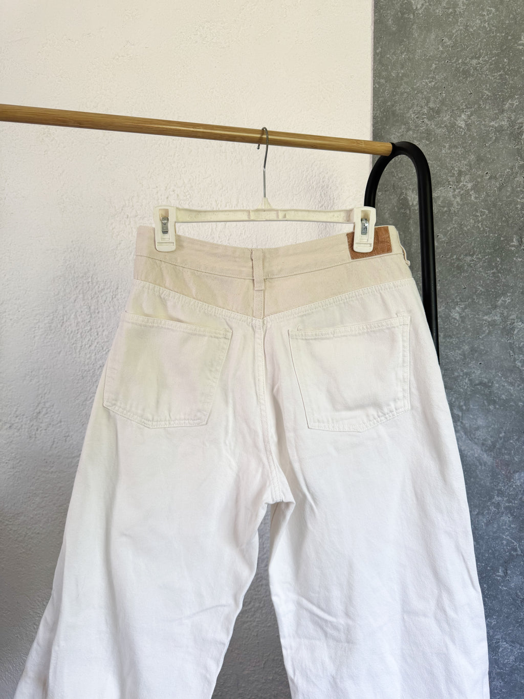 Pantalón blanco y beige