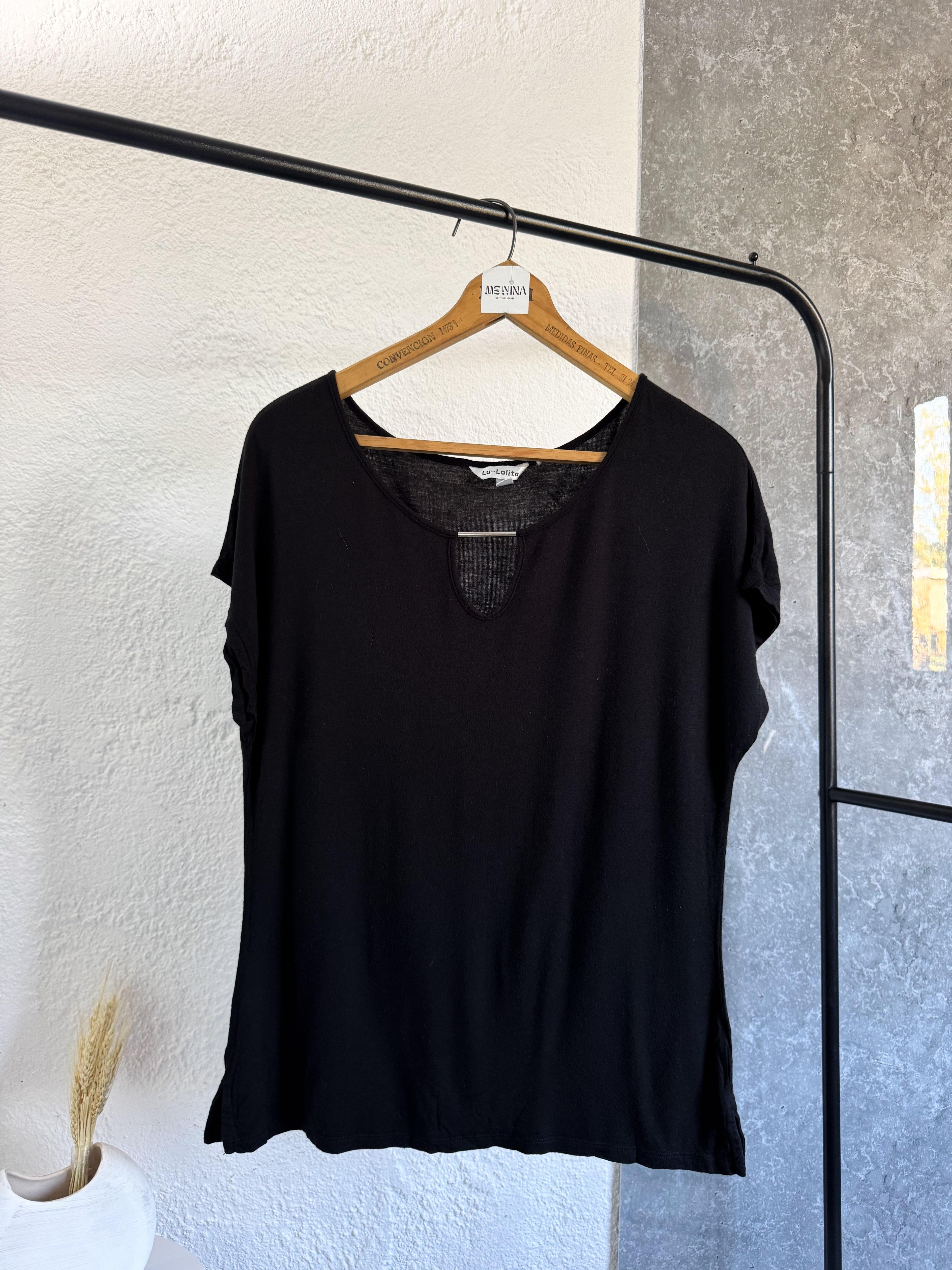 Remera negra Lolita con escote