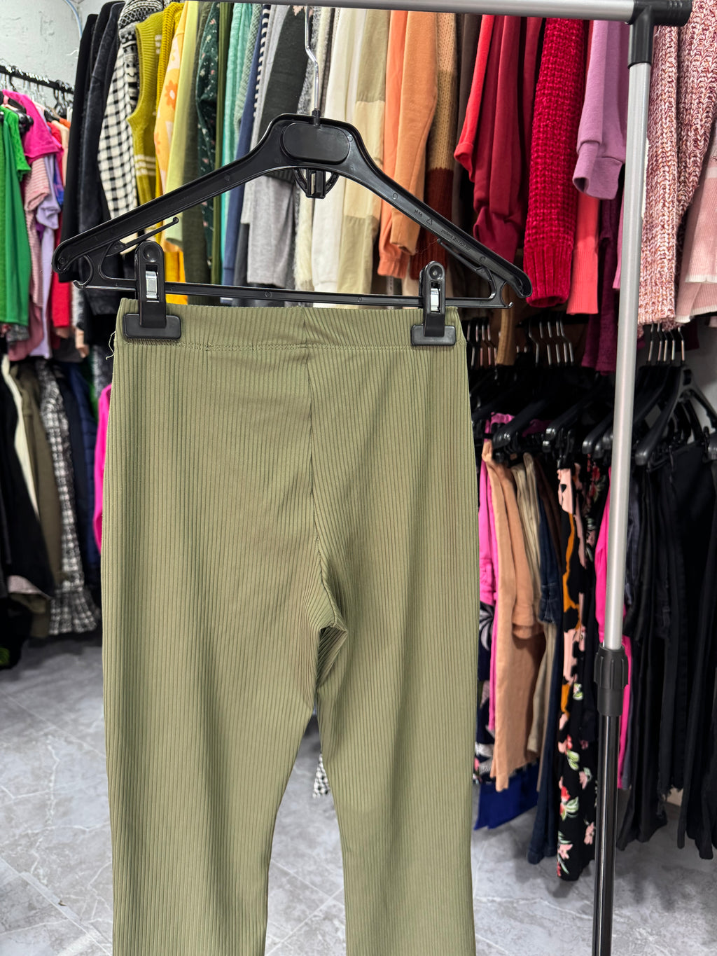 Pantalón/calza verde aceituna alicrada