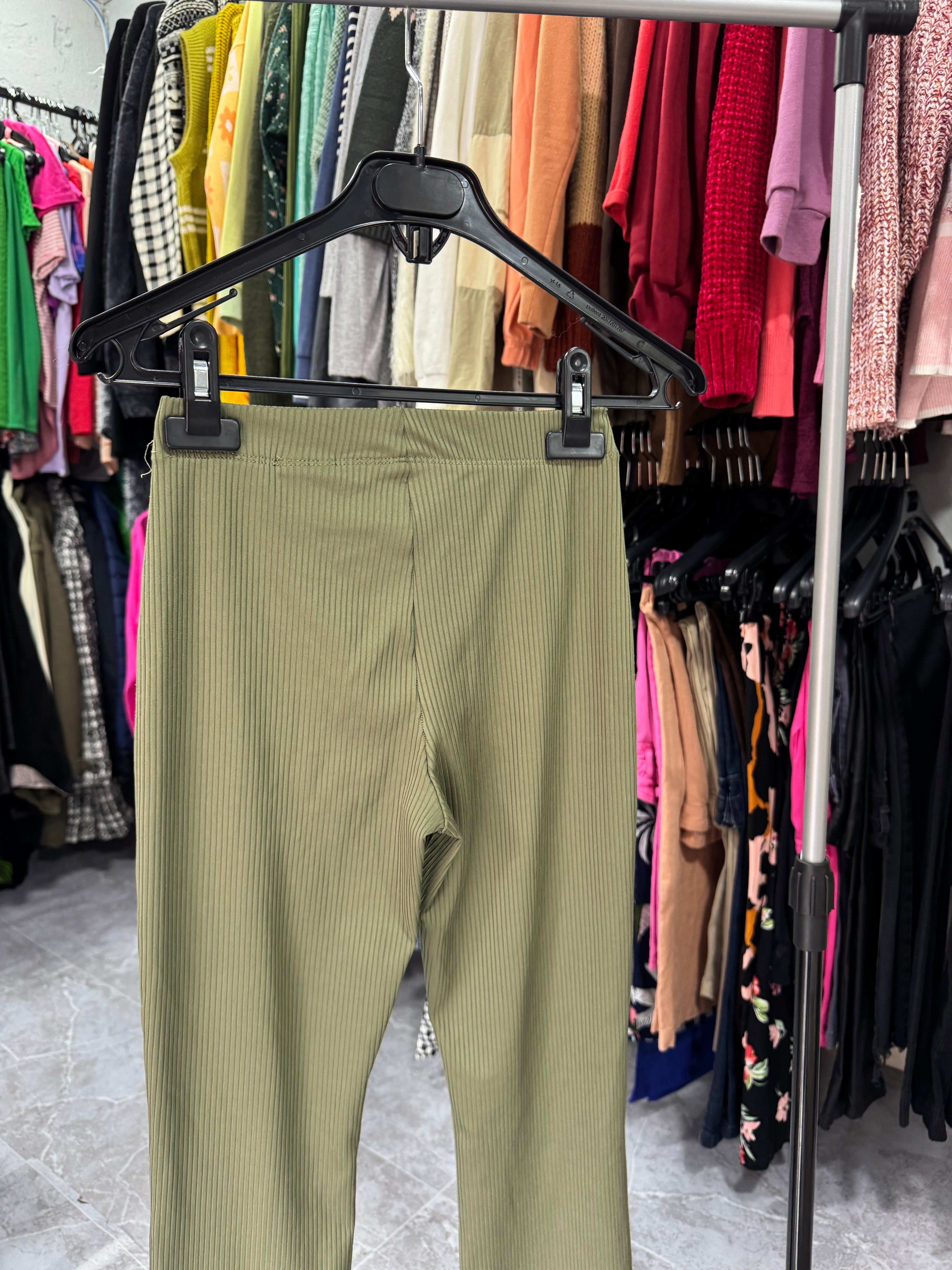 Pantalón/calza verde aceituna alicrada