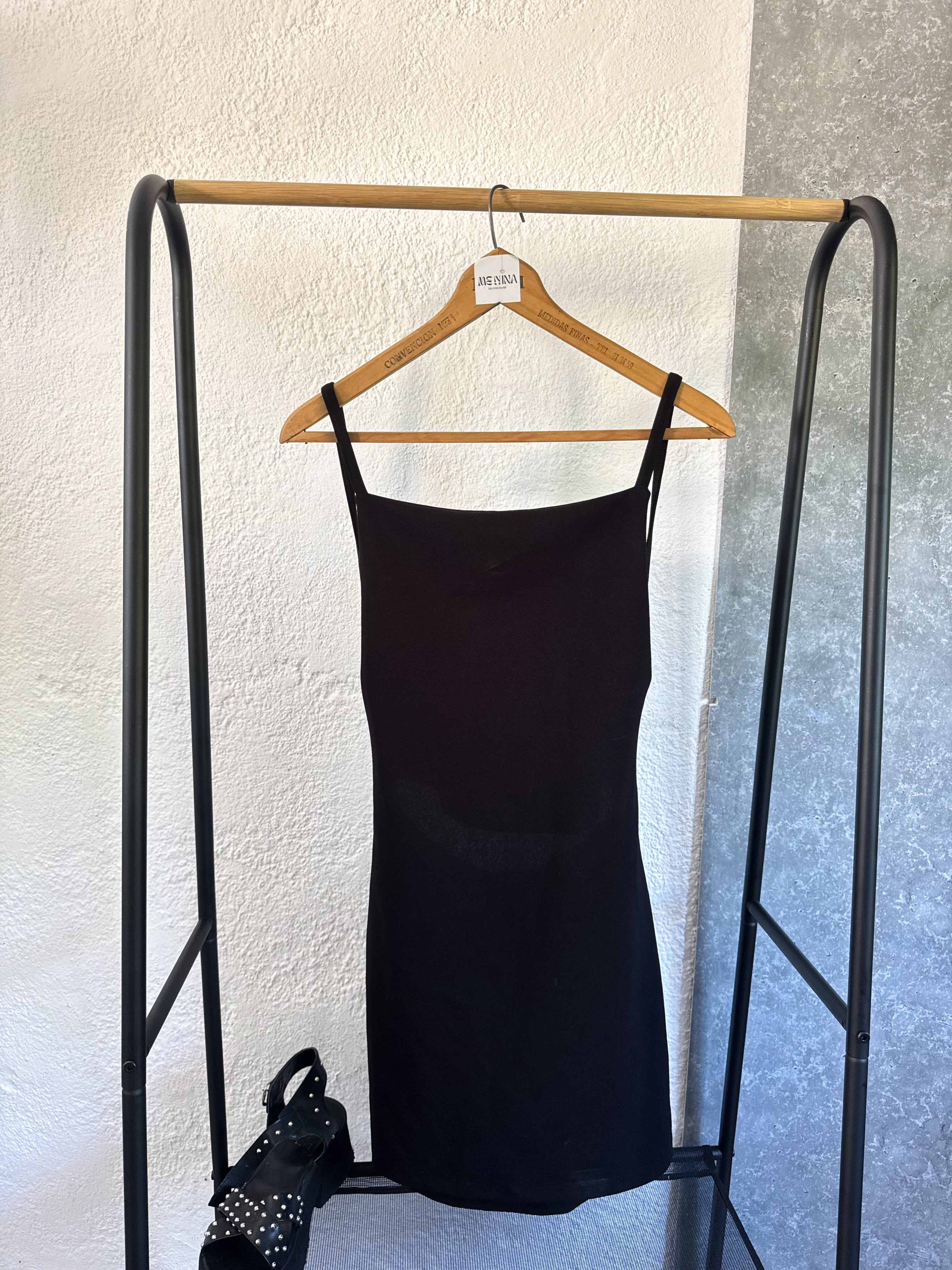 Vestido negro espalda abierta