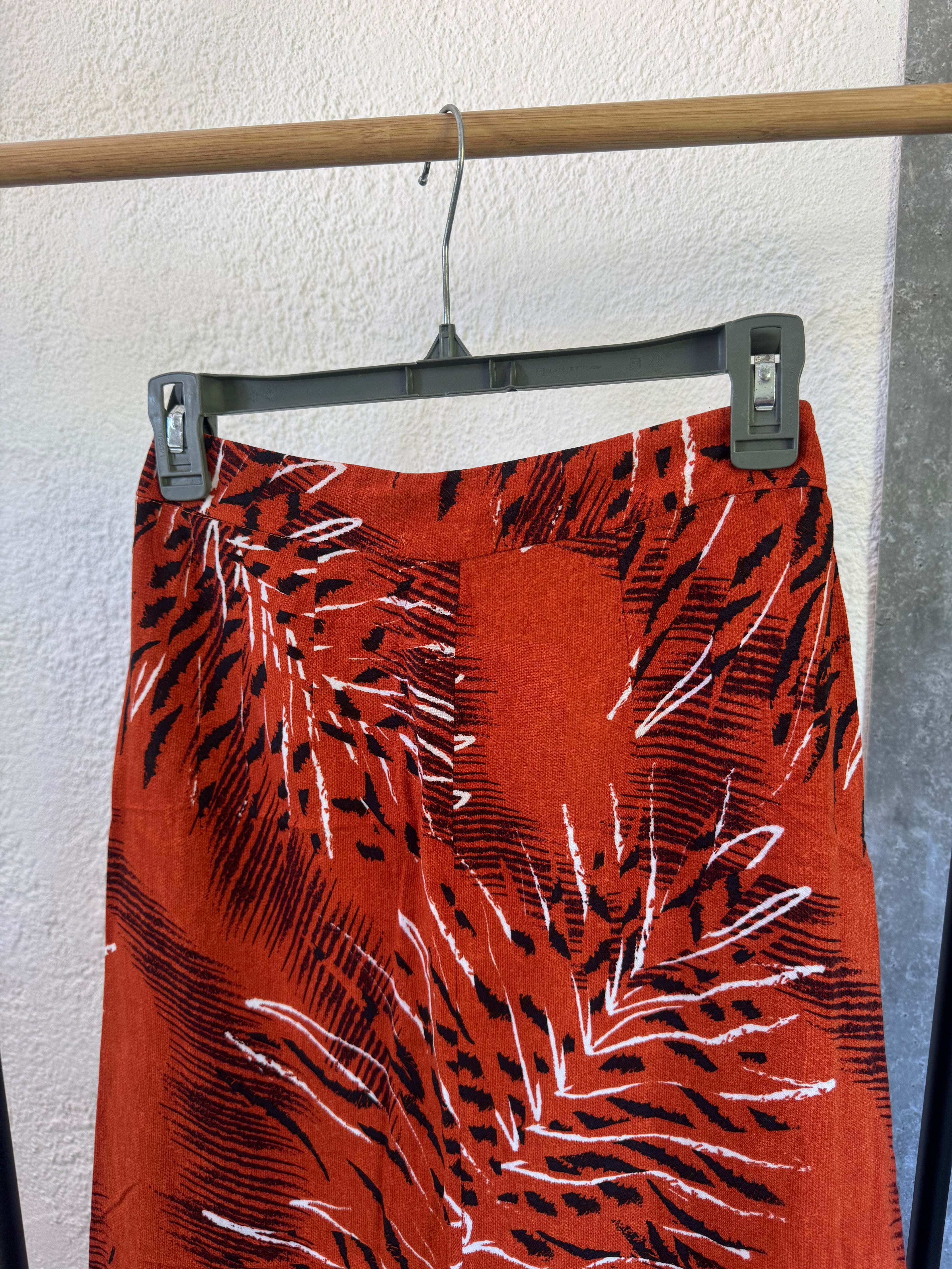 Pollera larga naranja con botones delanteros