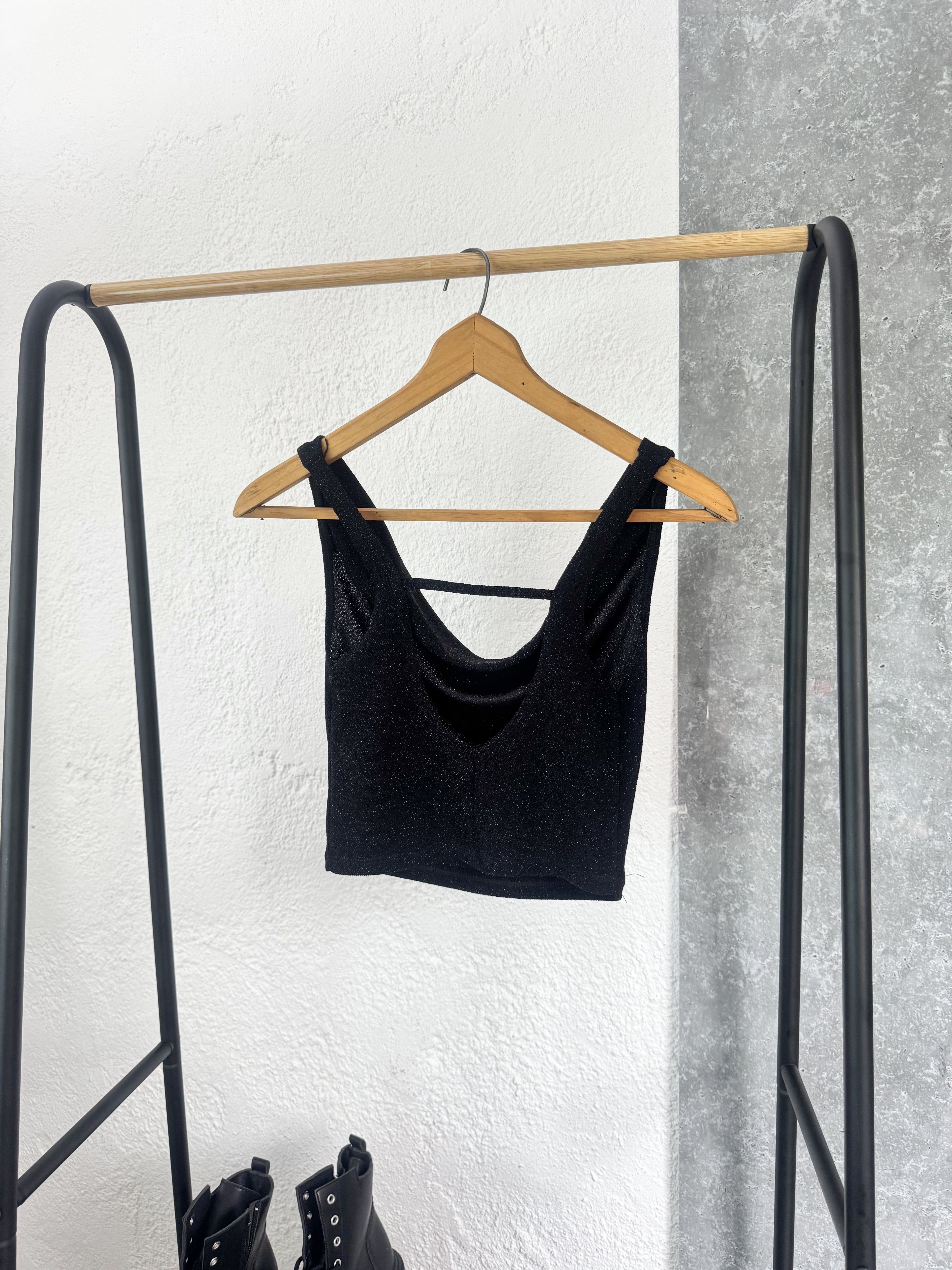 Top negro brilloso con cuello caído