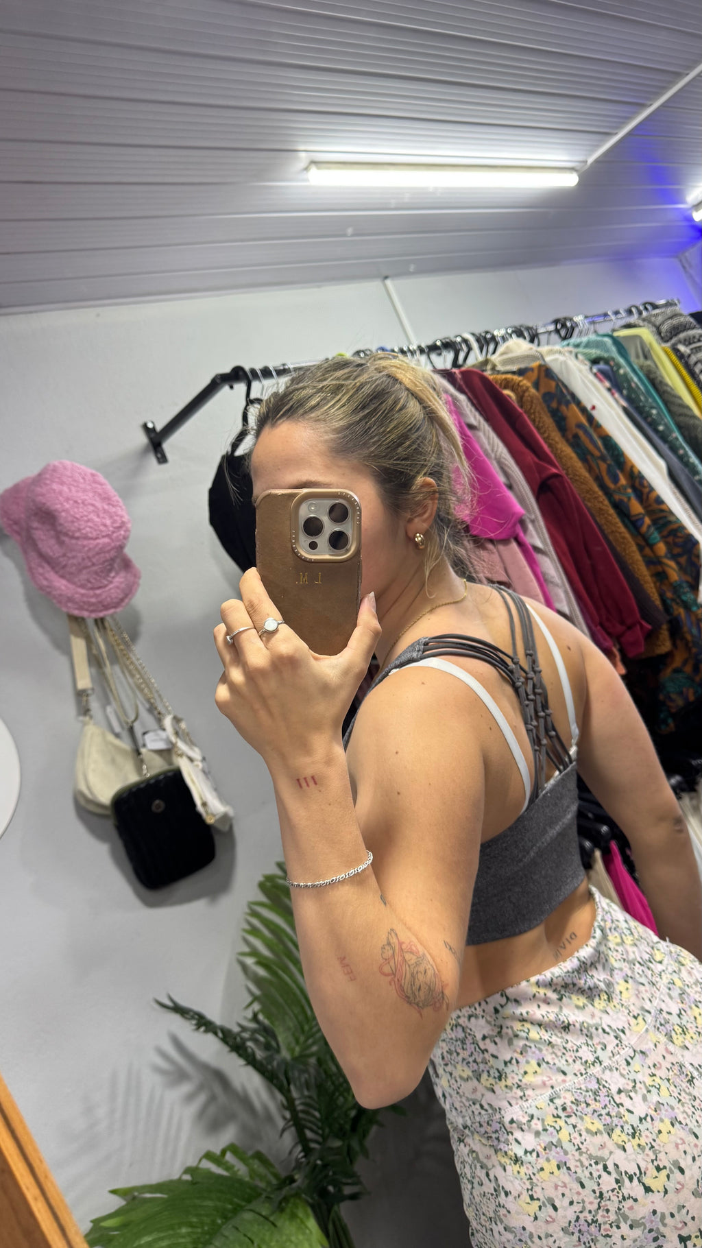 Top deportivo gris