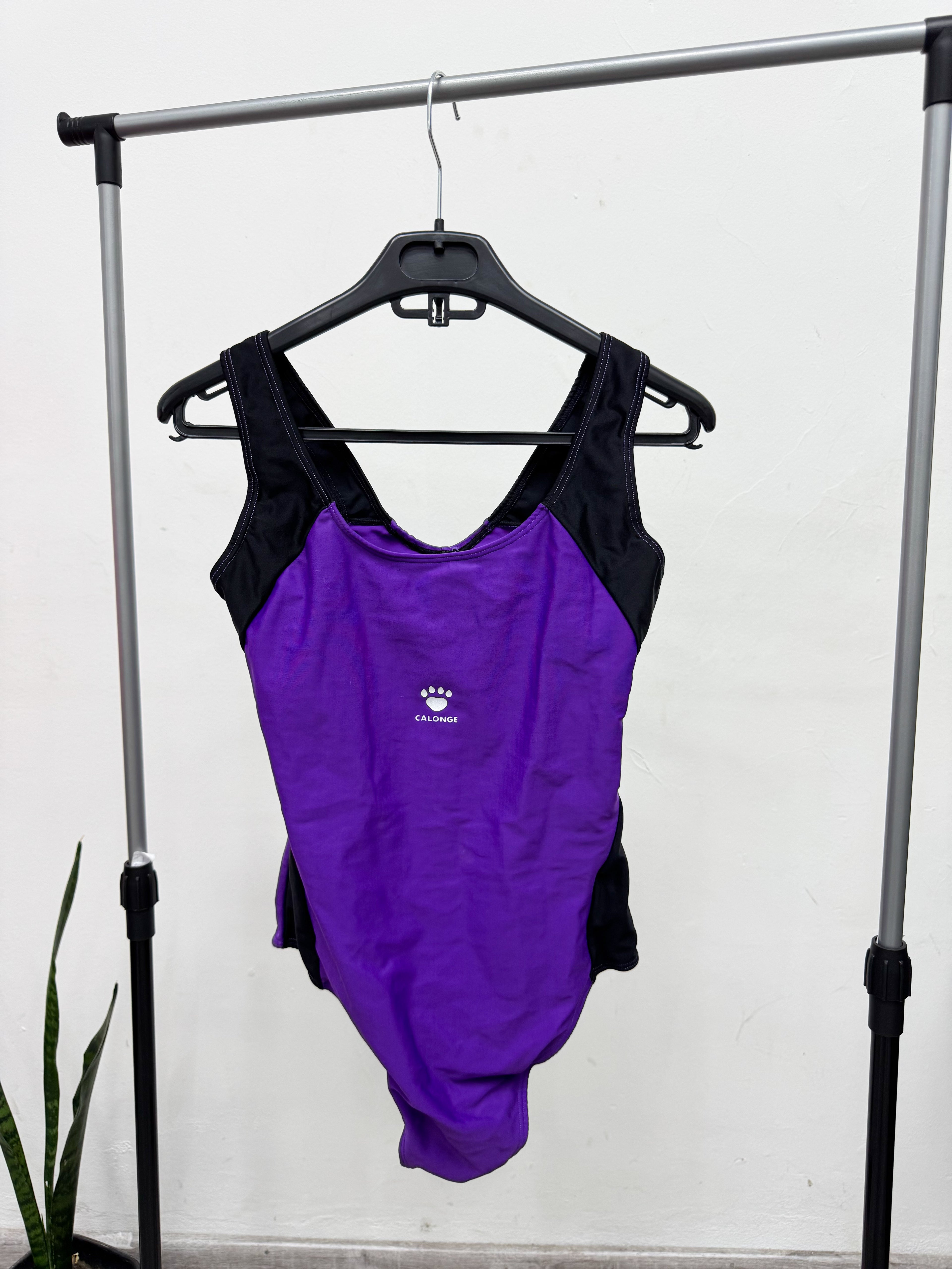 Malla enteriza violeta y negro