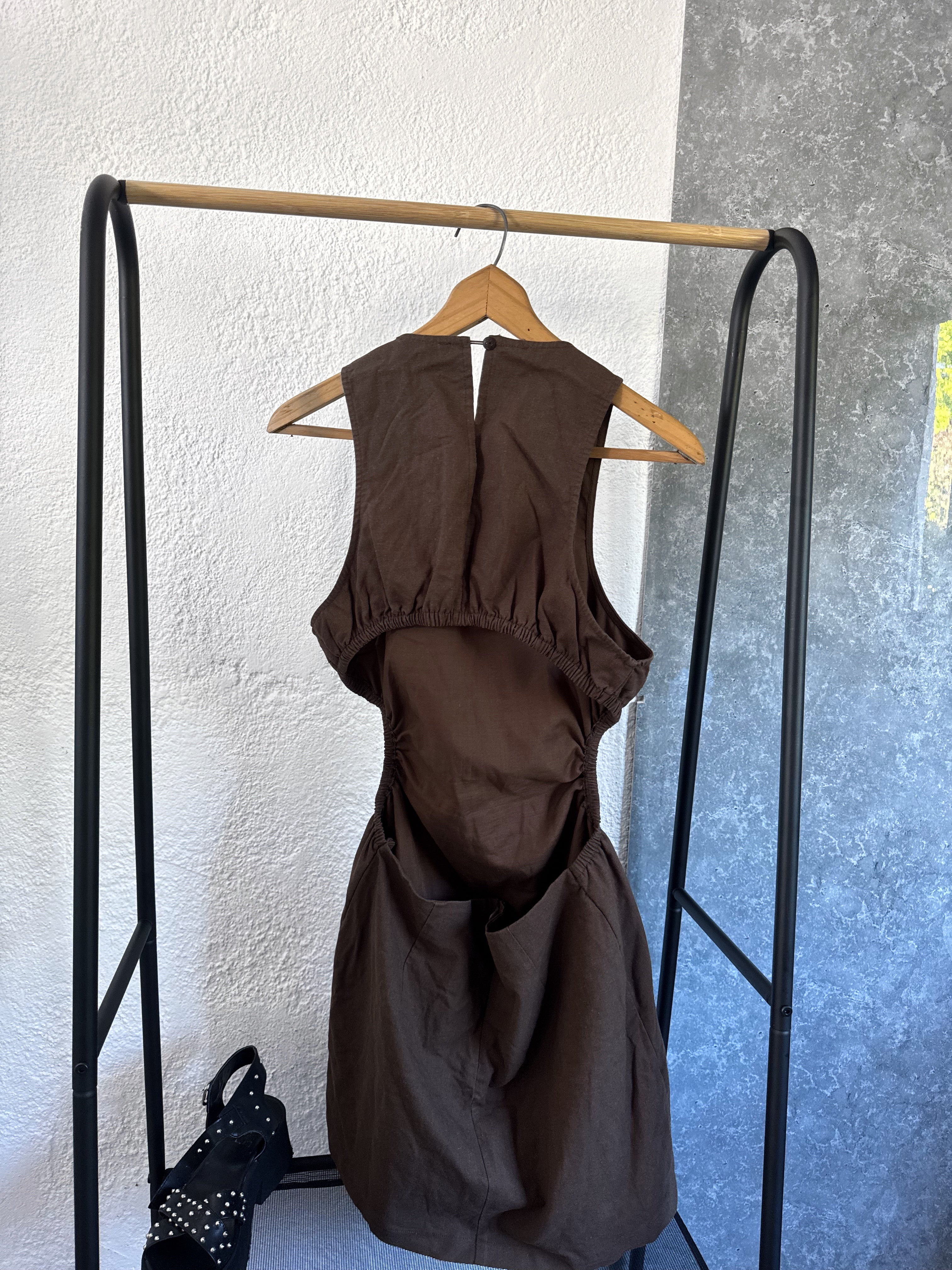 Vestido marrón con espalda abierta