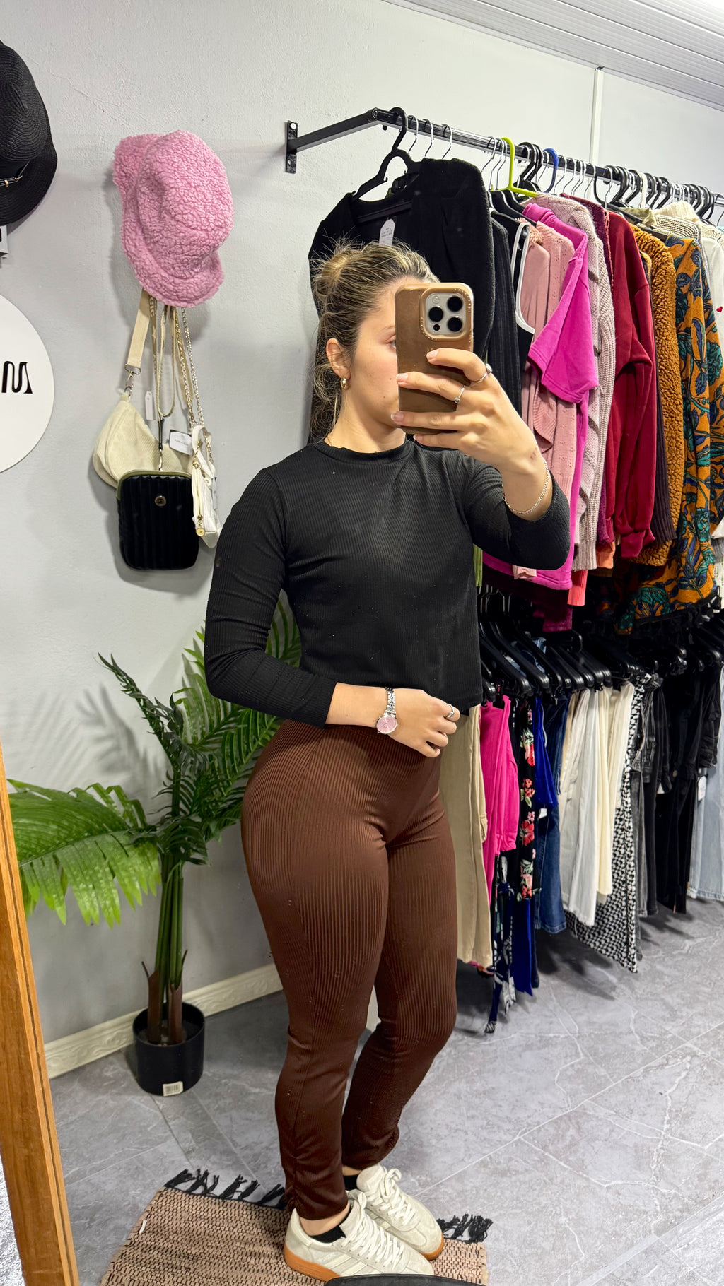 Pantalón marrón con frunce