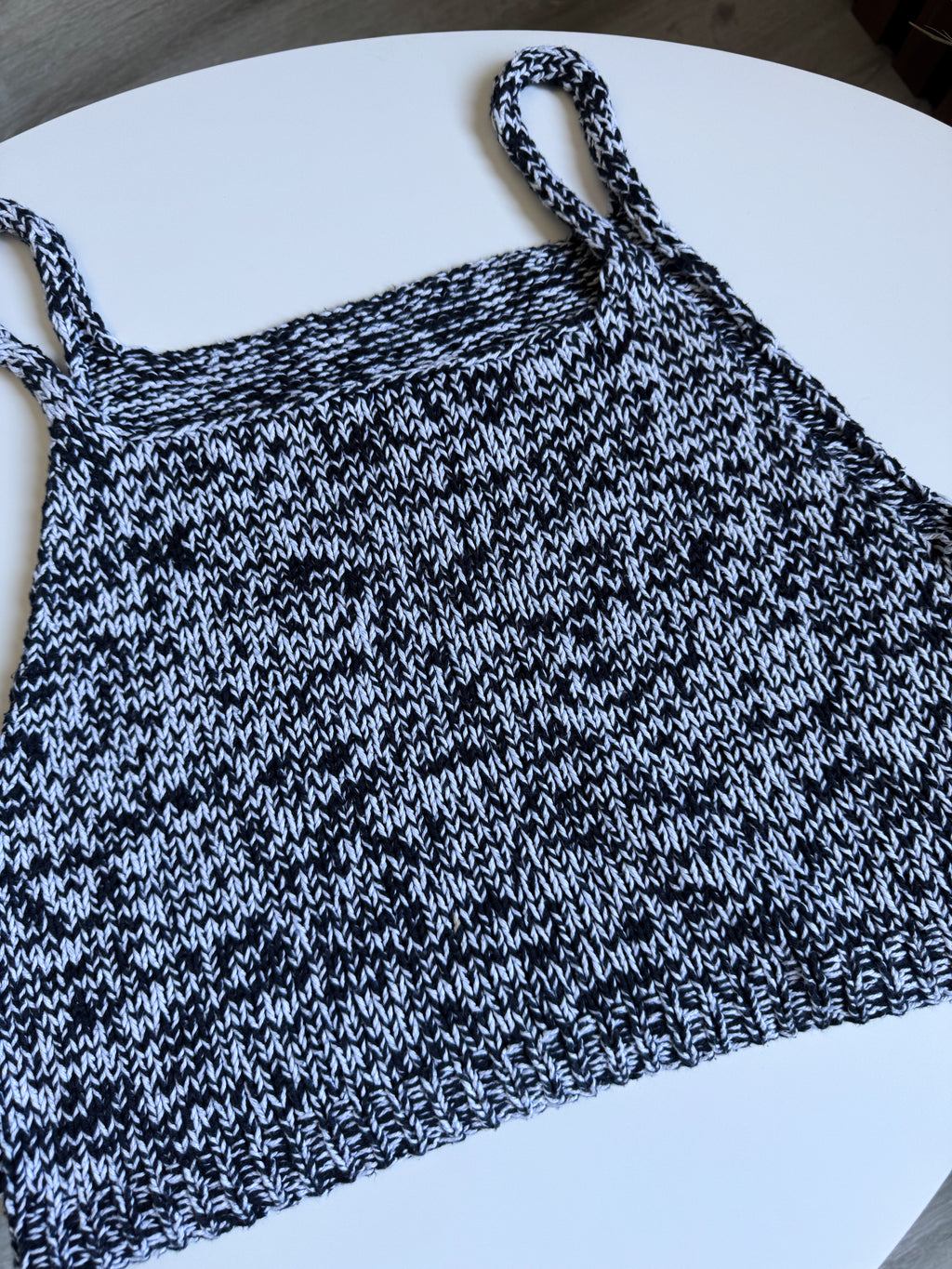 Top tejido blanco y negro