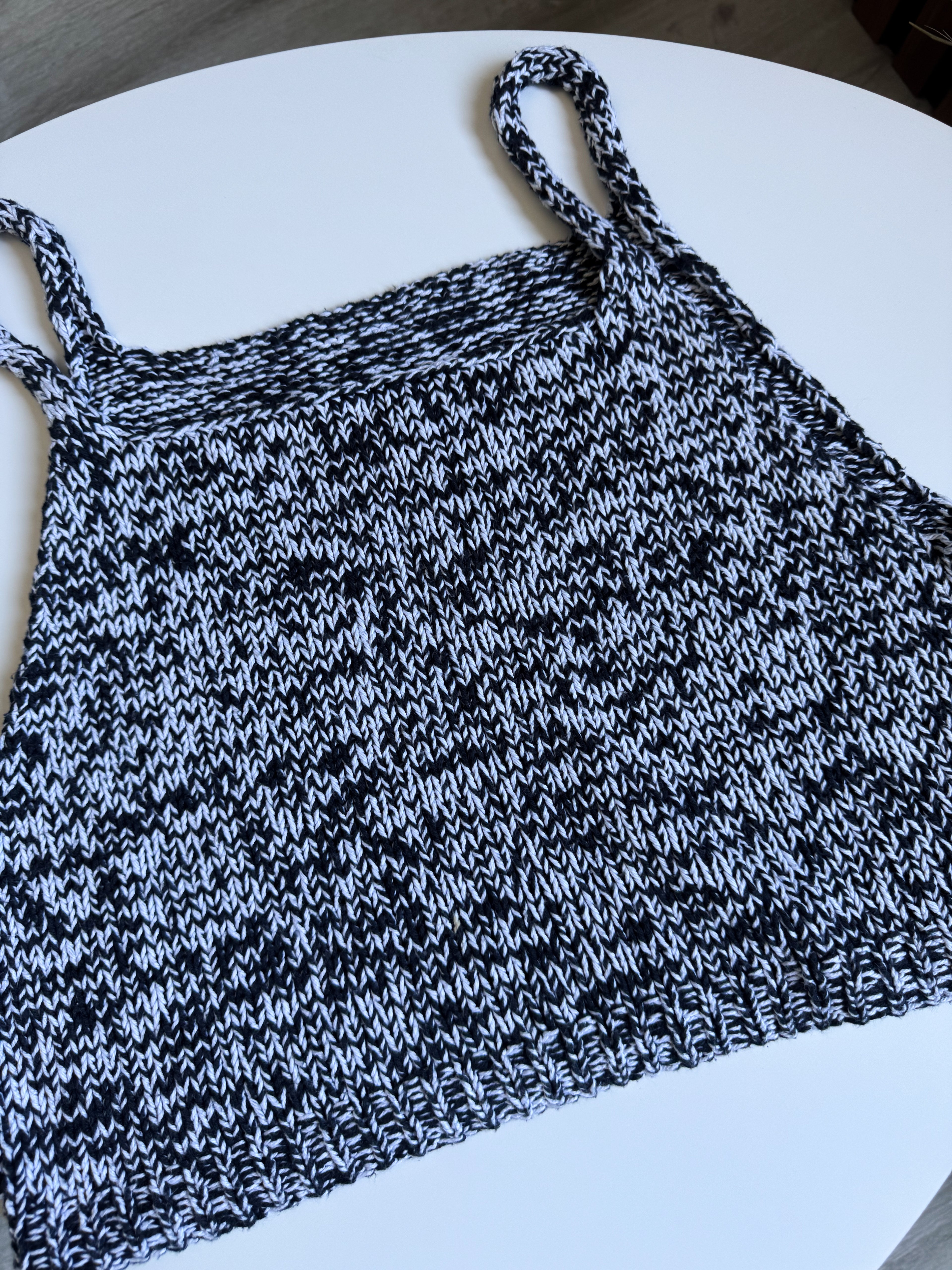 Top tejido blanco y negro