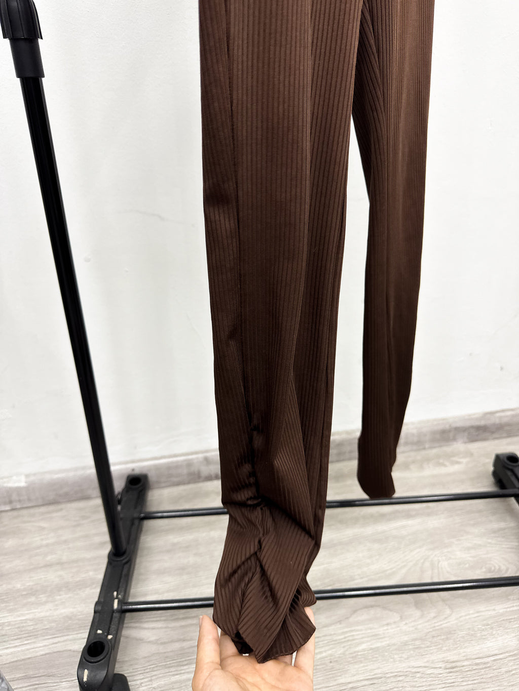 Pantalón marrón con frunce