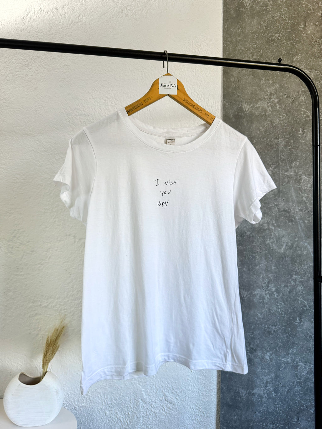 Remera blanca con frase adelante