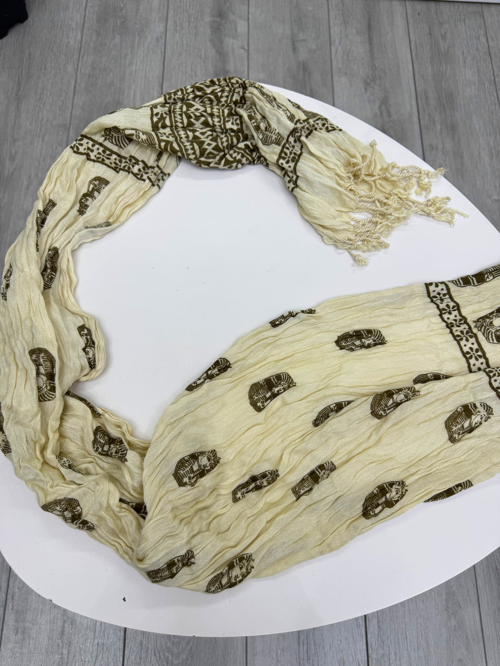 Chalina beige con diseño