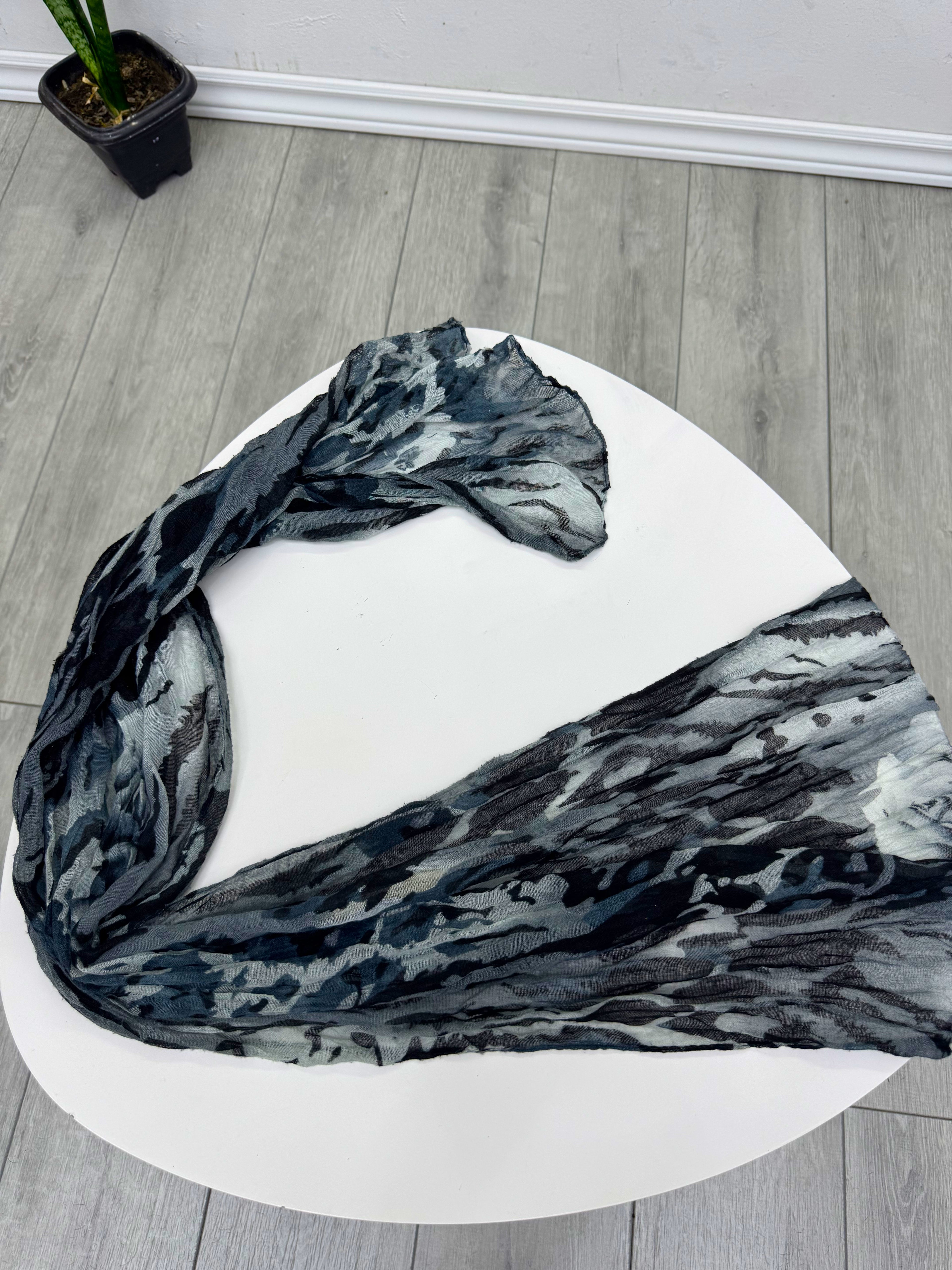 Chalina tipo animal print tonos azulados y grises