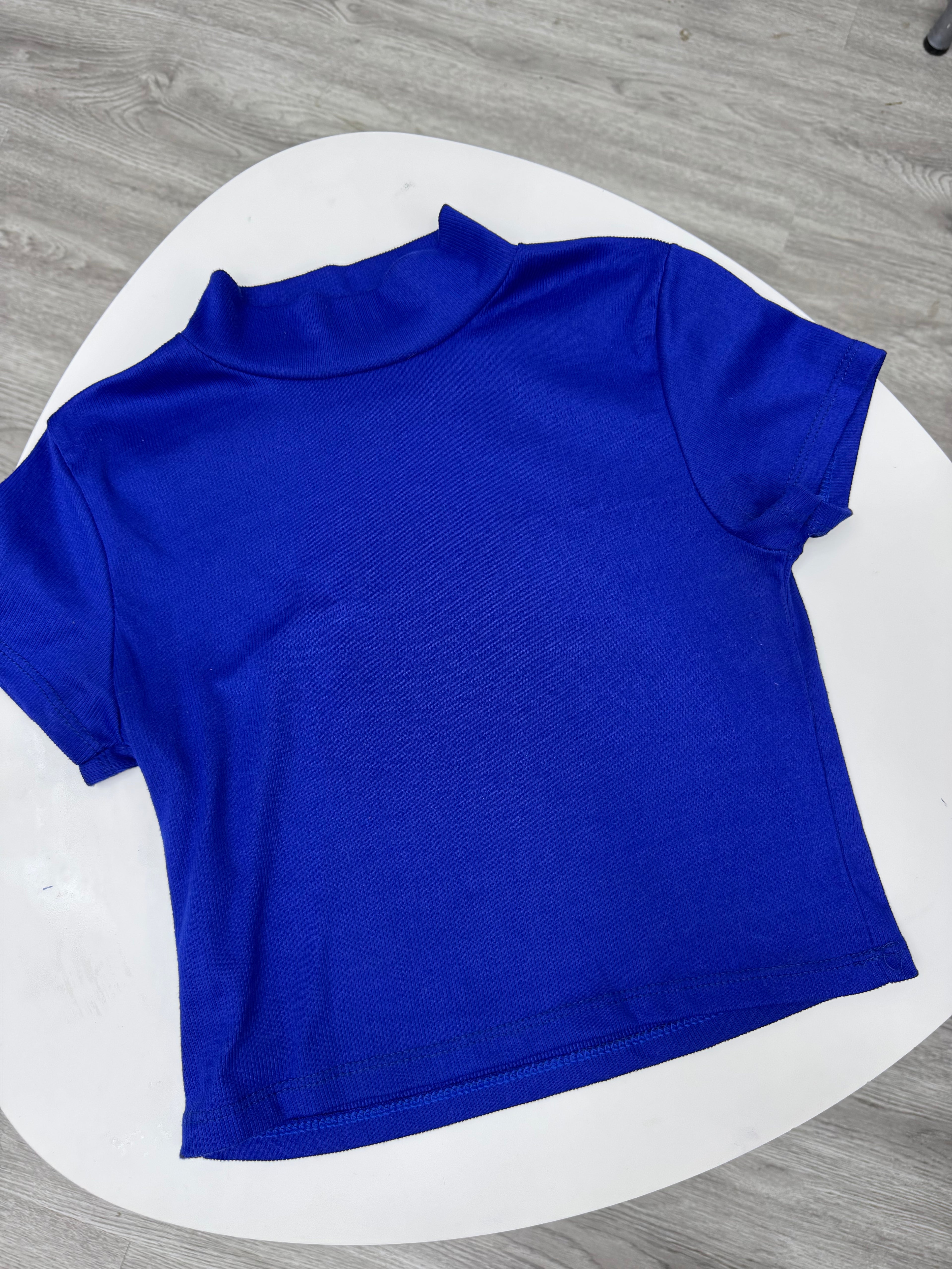 Top azul con cuellito