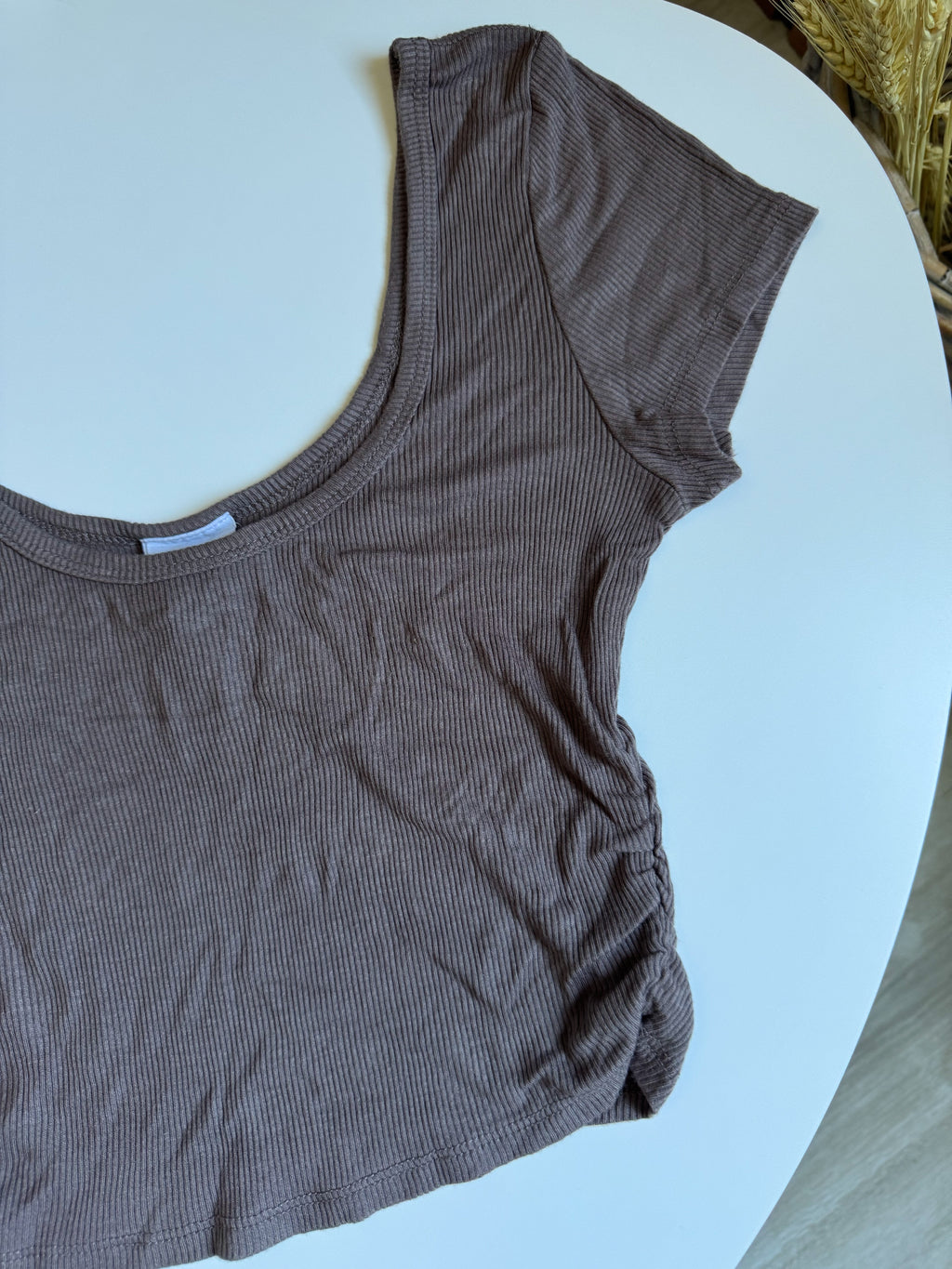 Top marrón claro con frunce en los costados