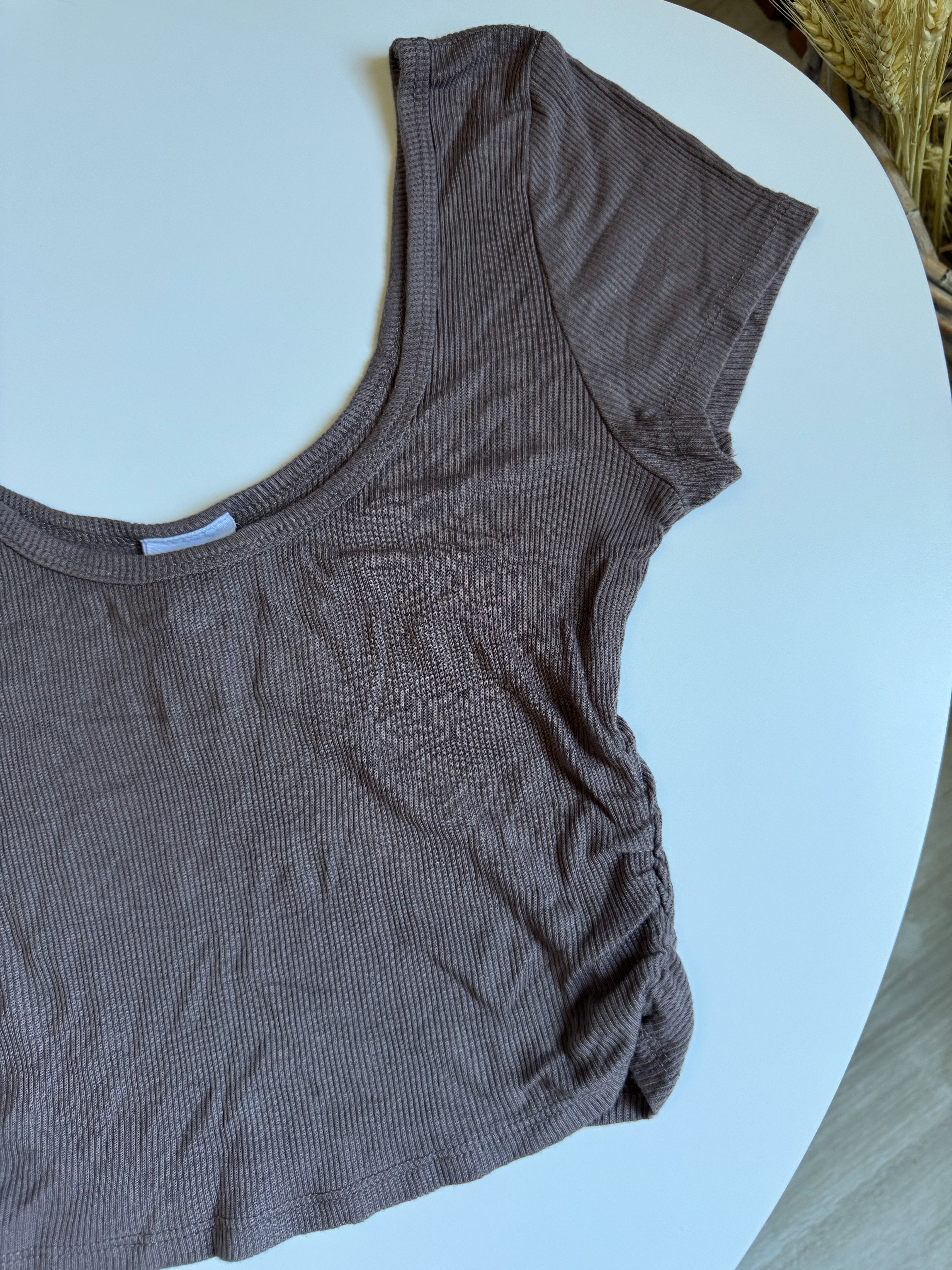 Top marrón claro con frunce en los costados