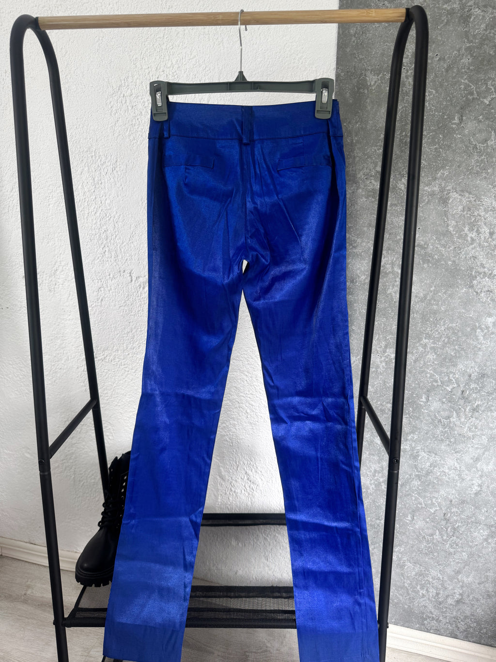 Pantalón azul eléctrico de satén