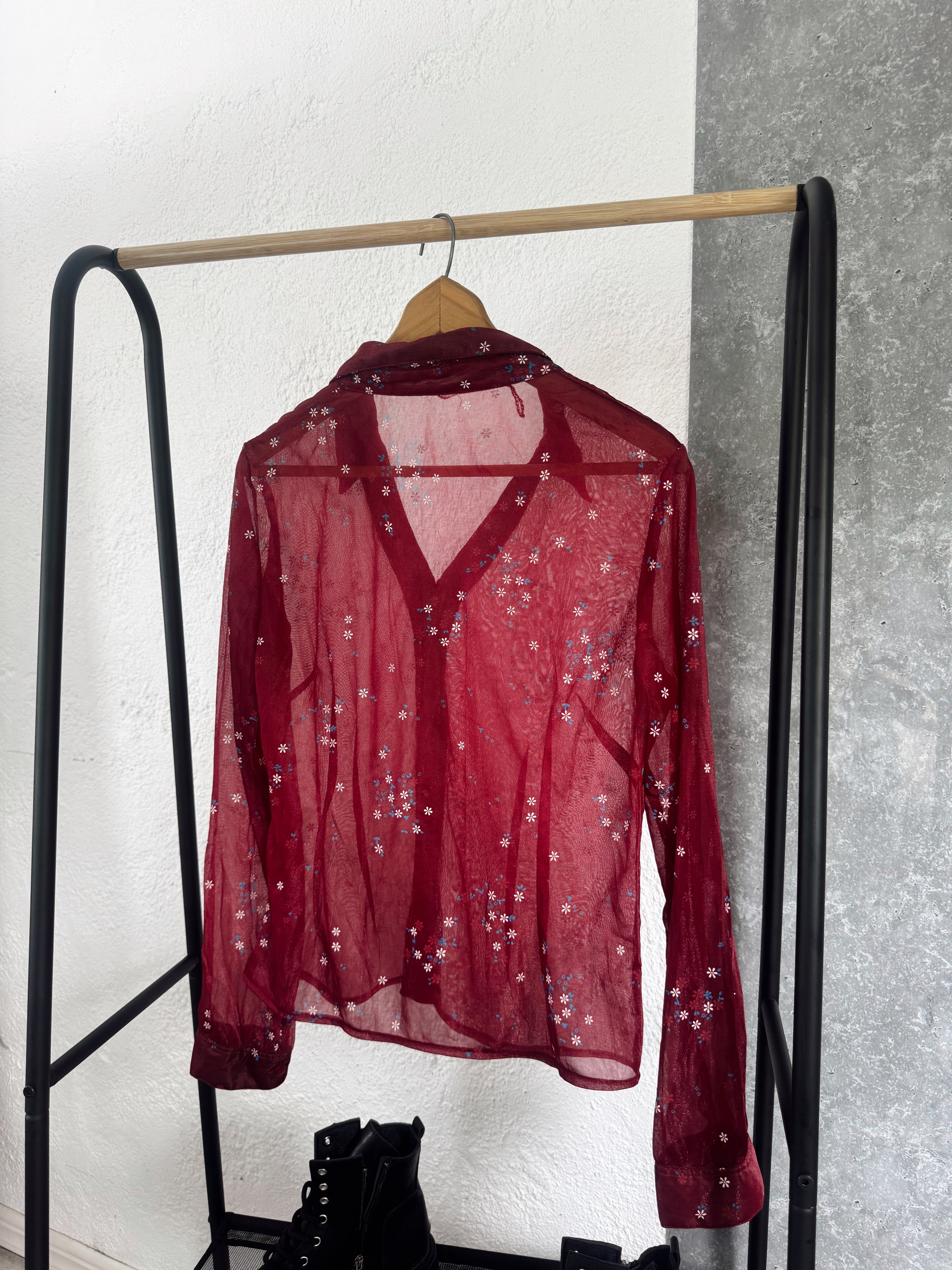 Camisa roja traslúcida