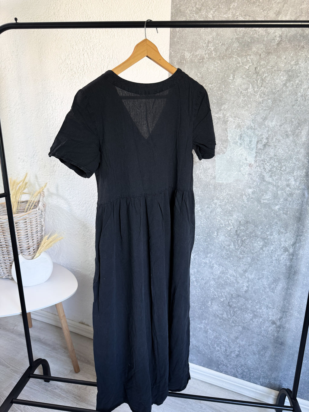 Vestido negro de lino con botones delanteros