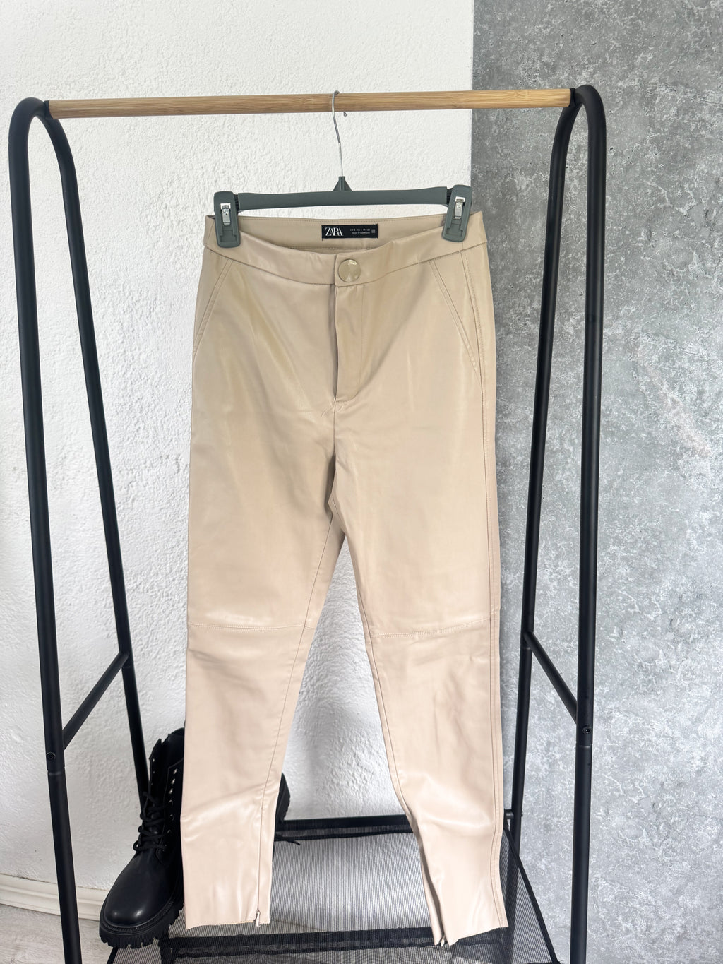 Pantalón eco cuero ZARA beige