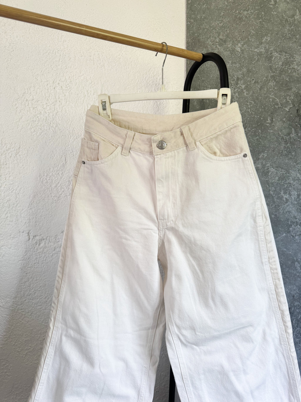 Pantalón blanco y beige