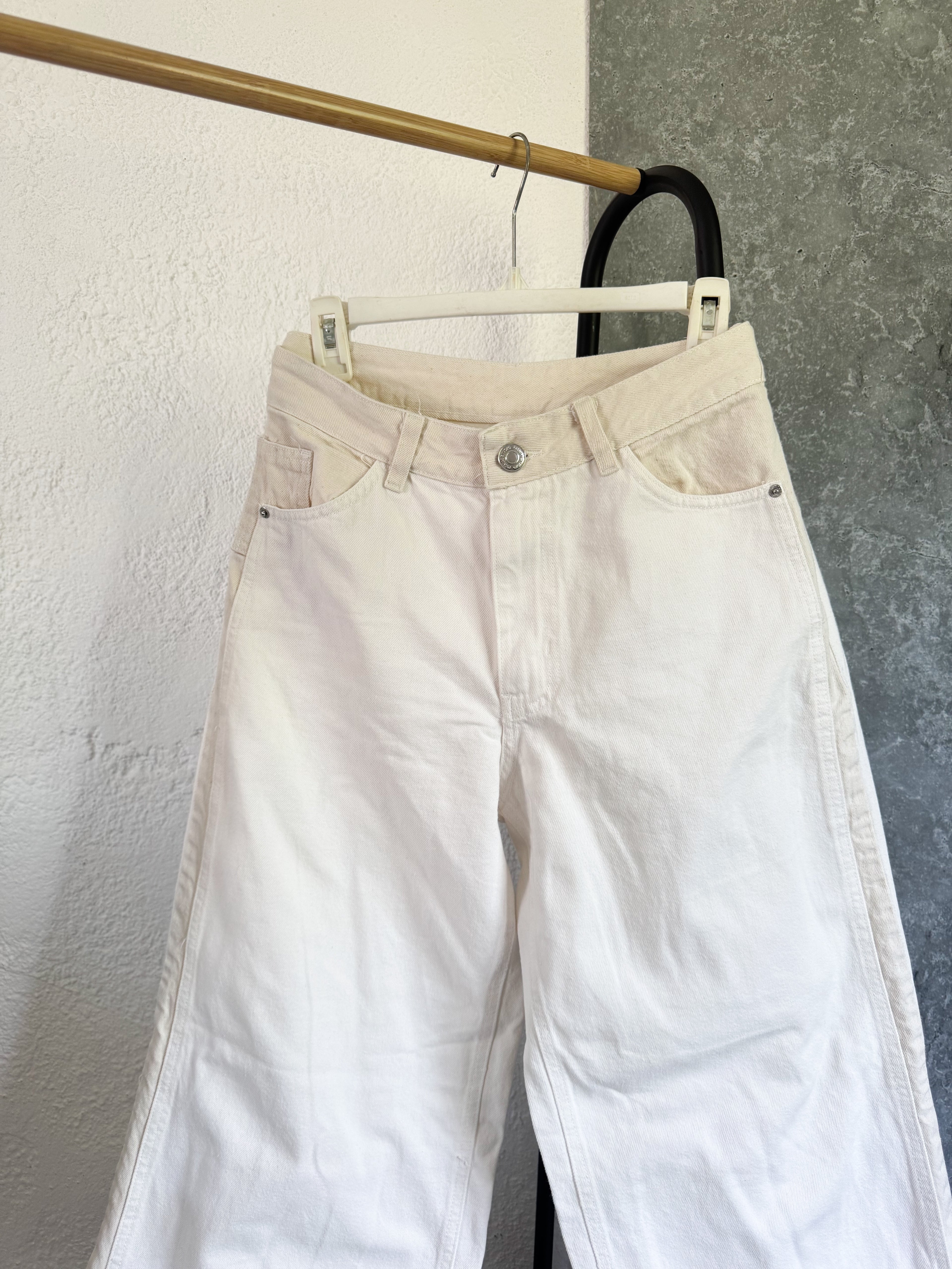 Pantalón blanco y beige