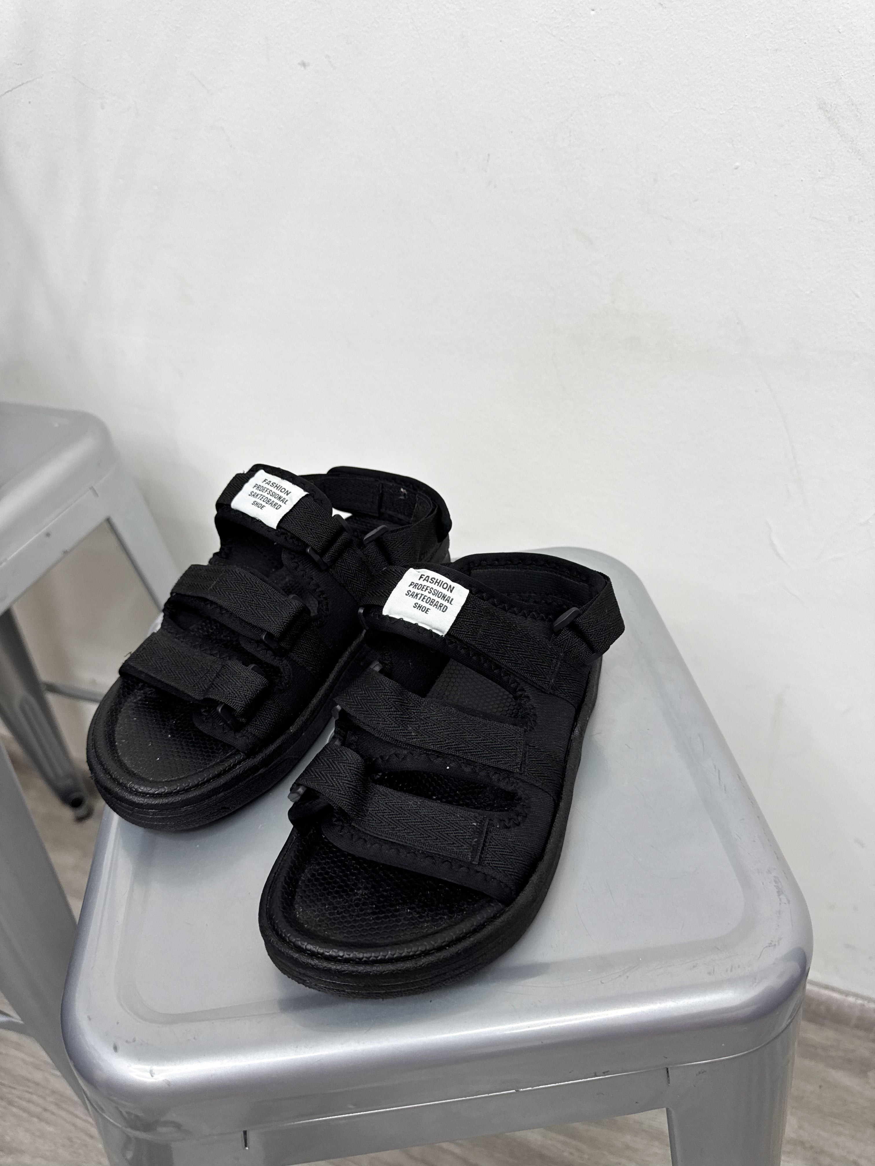 Sandalias negras con velcro