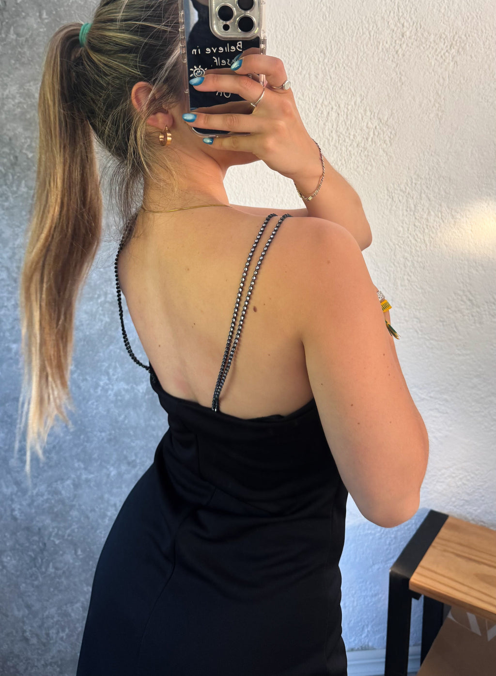 Vestido negro con tiras de strass