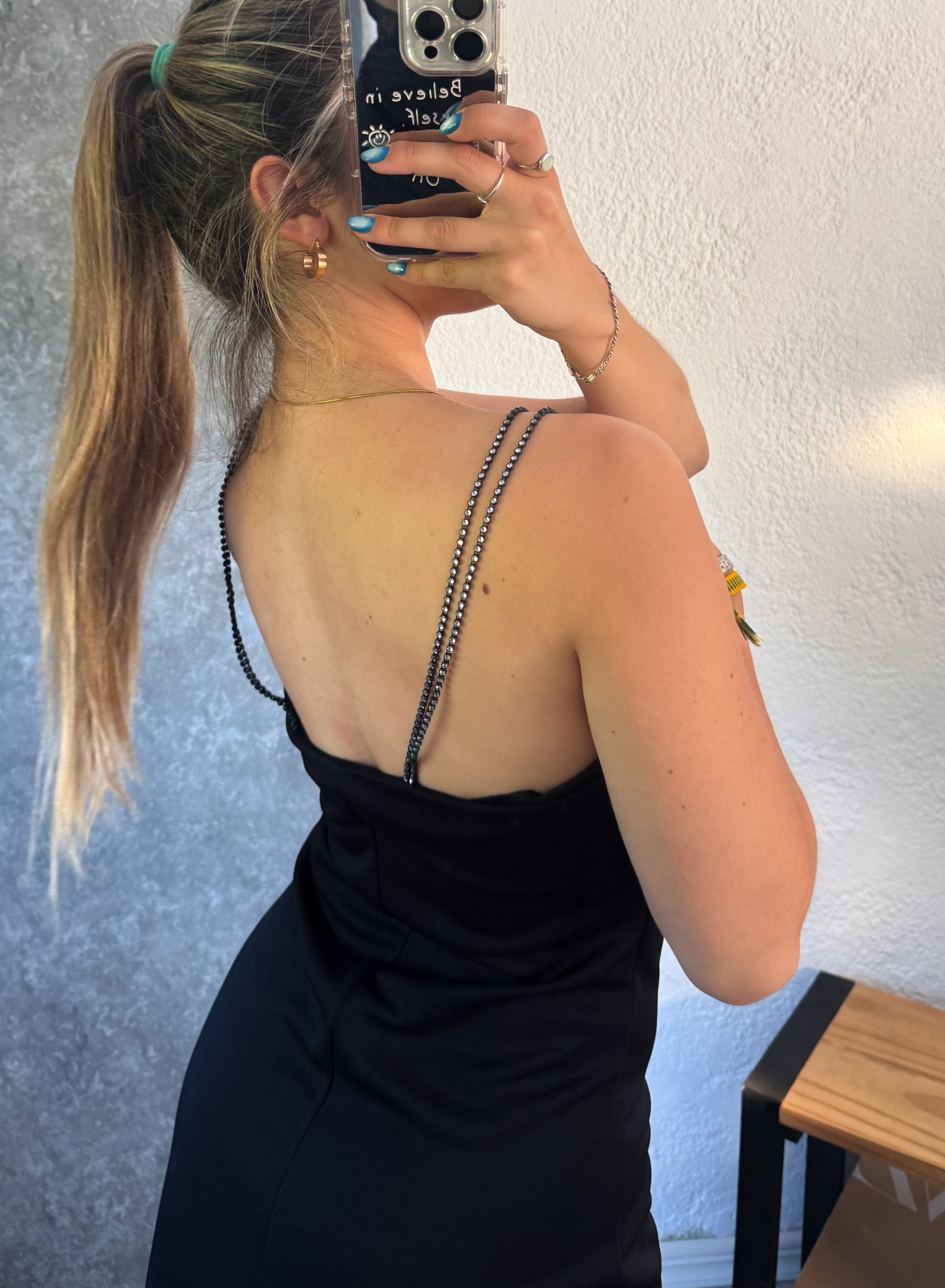 Vestido negro con tiras de strass