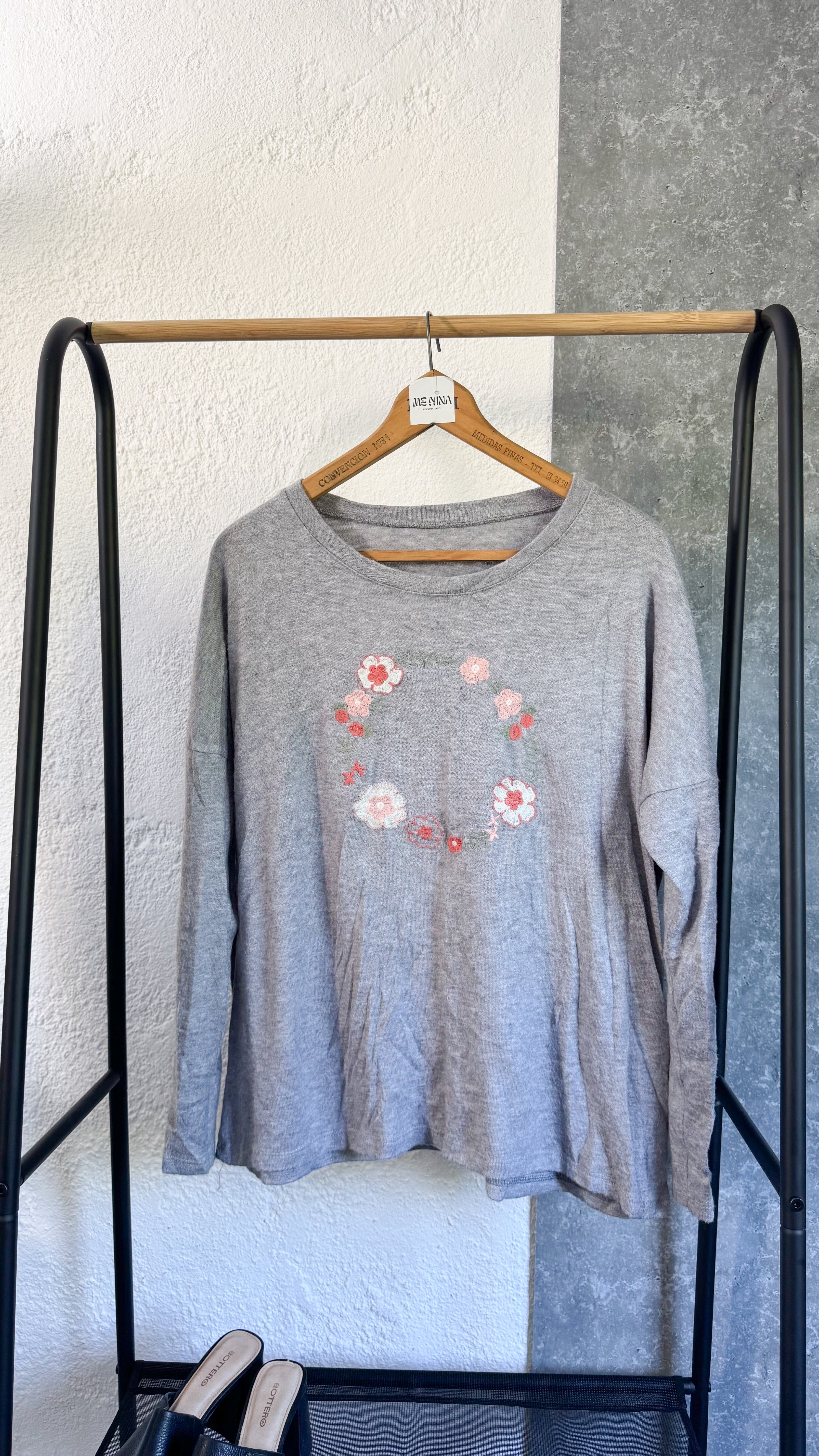 Buzo gris con flores