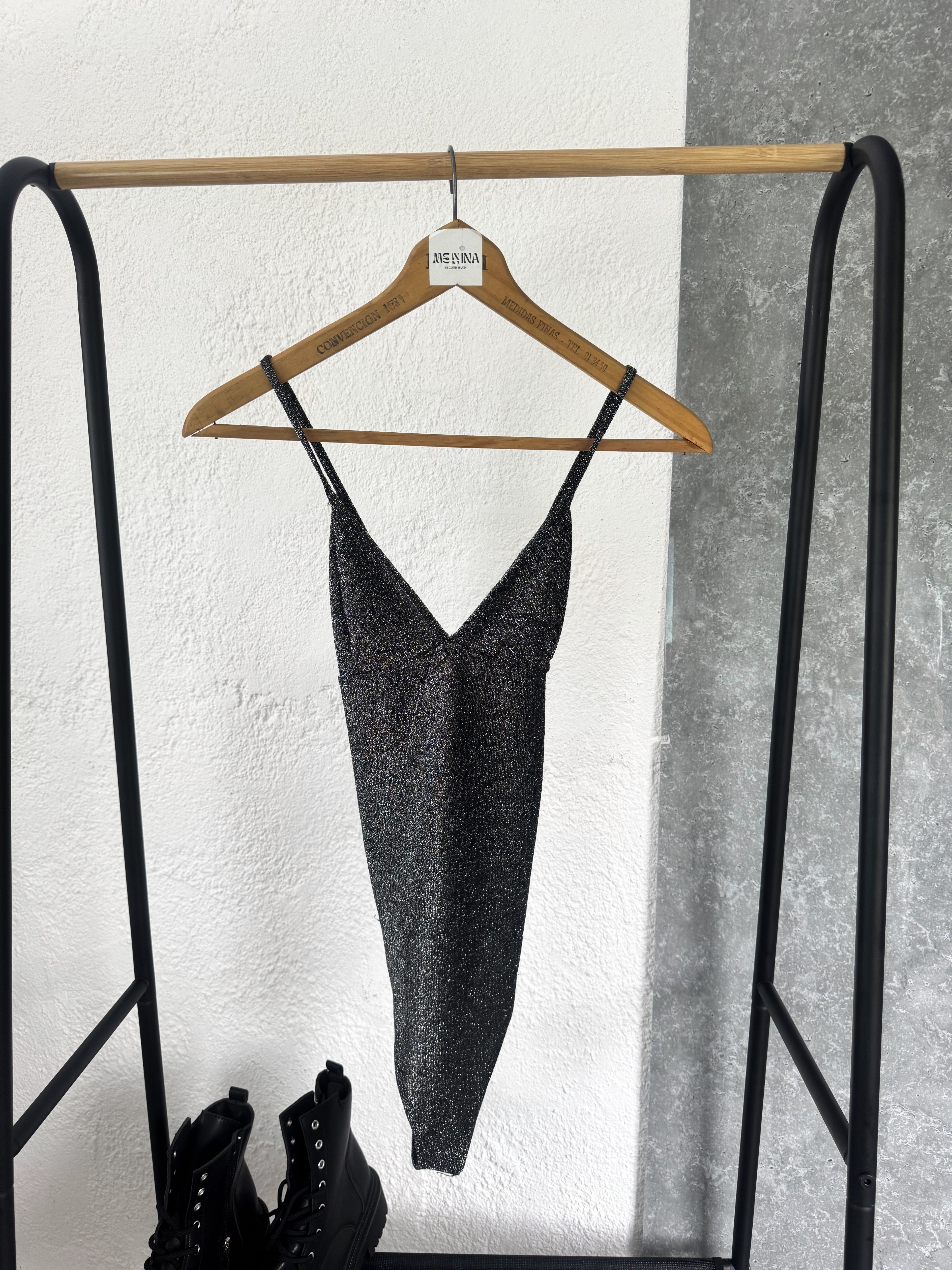 Body brilloso con espalda cruzada