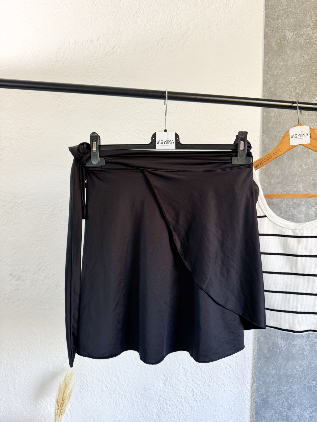 Pollera negra cruzada