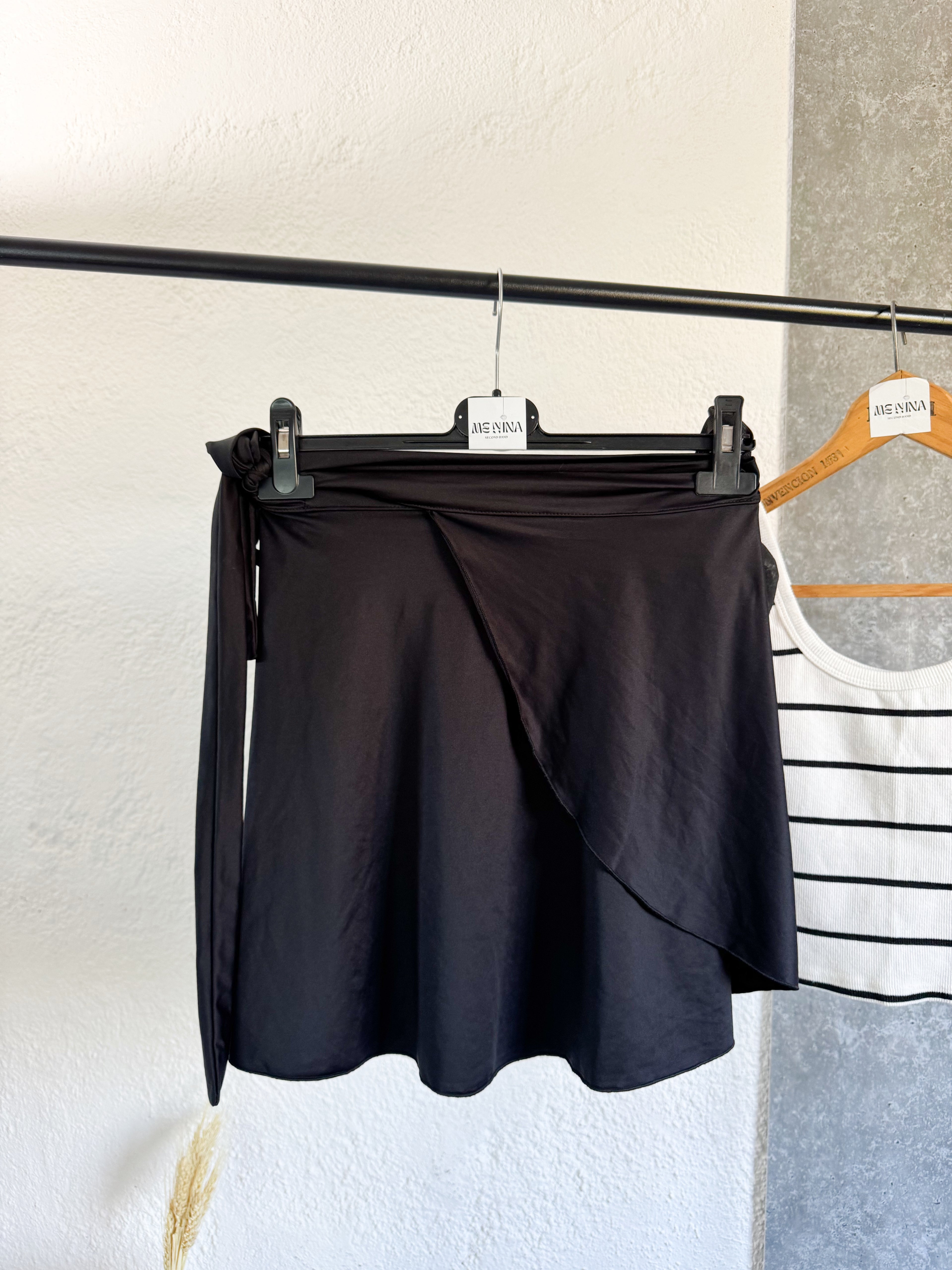 Pollera negra cruzada