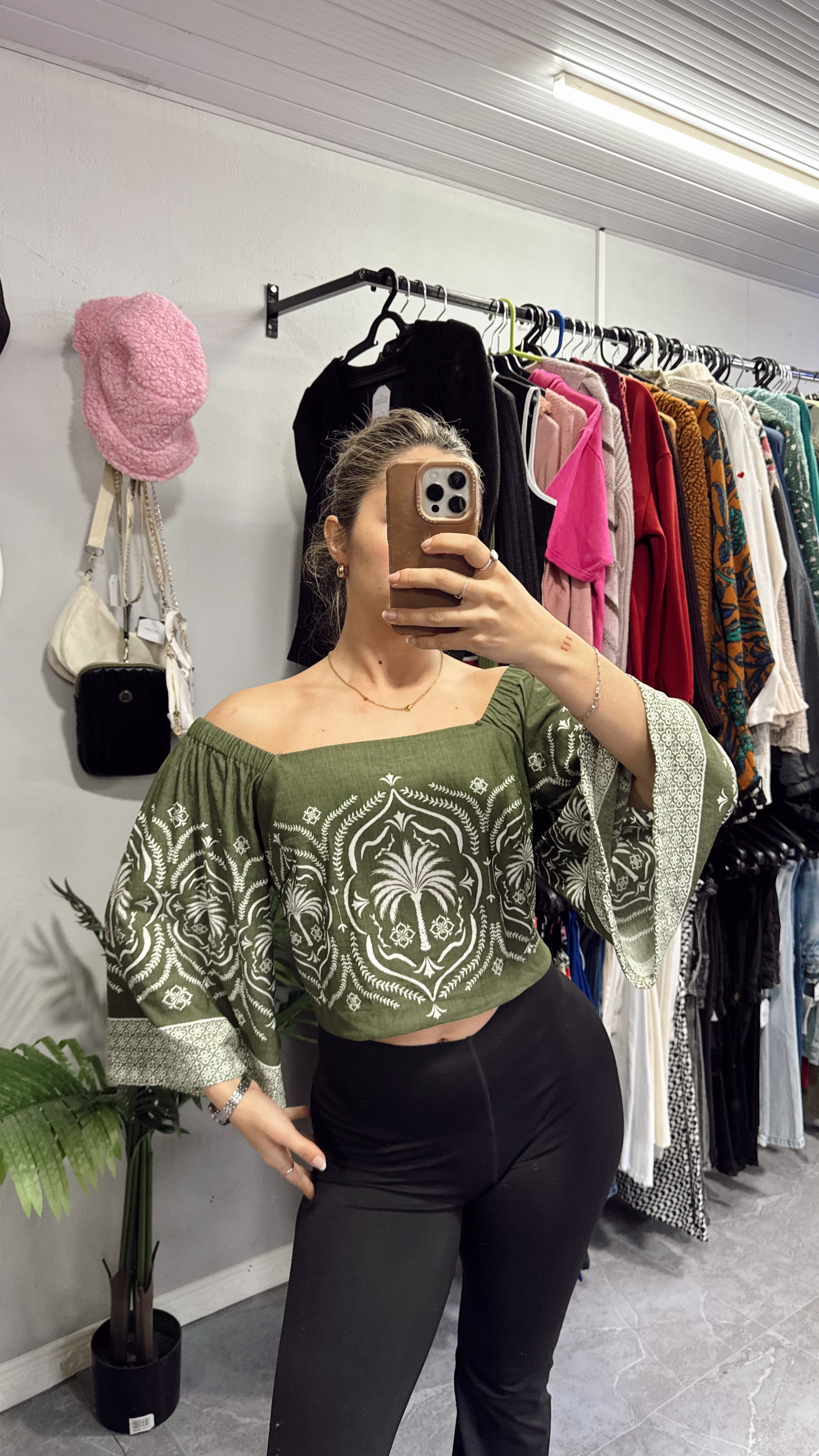 Blusa verde con mangas anchas