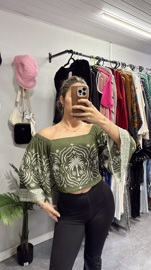 Blusa verde con mangas anchas