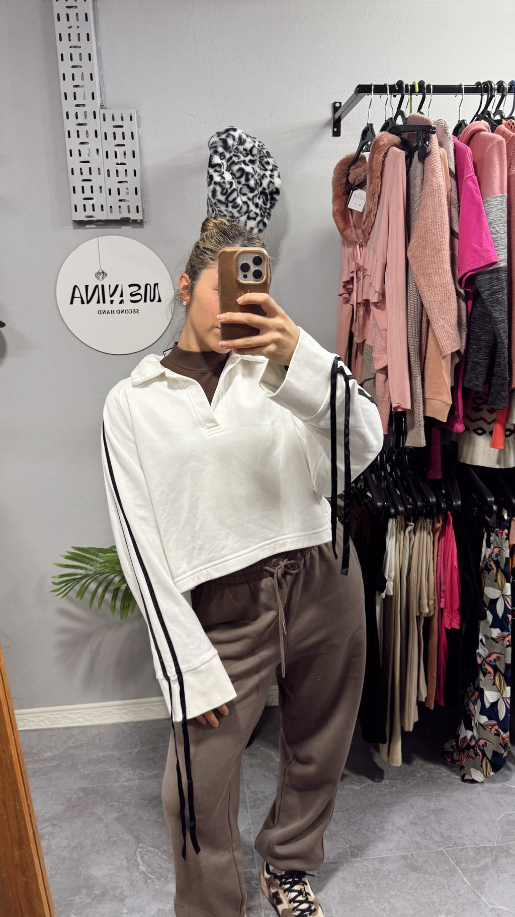 Buzo blanco tipo deportivo con rayas negras