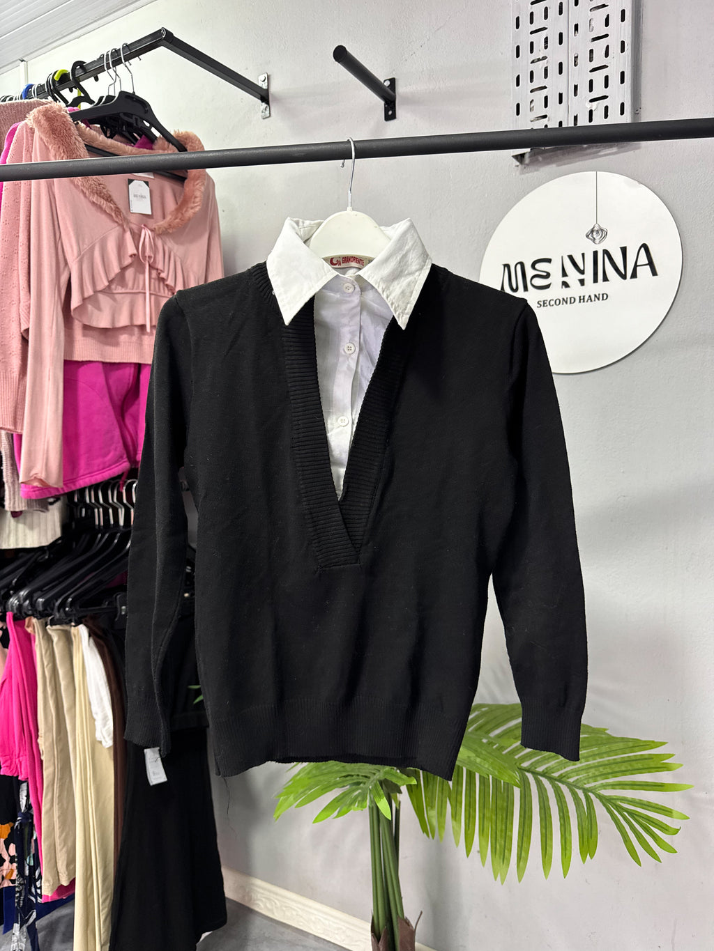 Buzo negro con camisa integrada