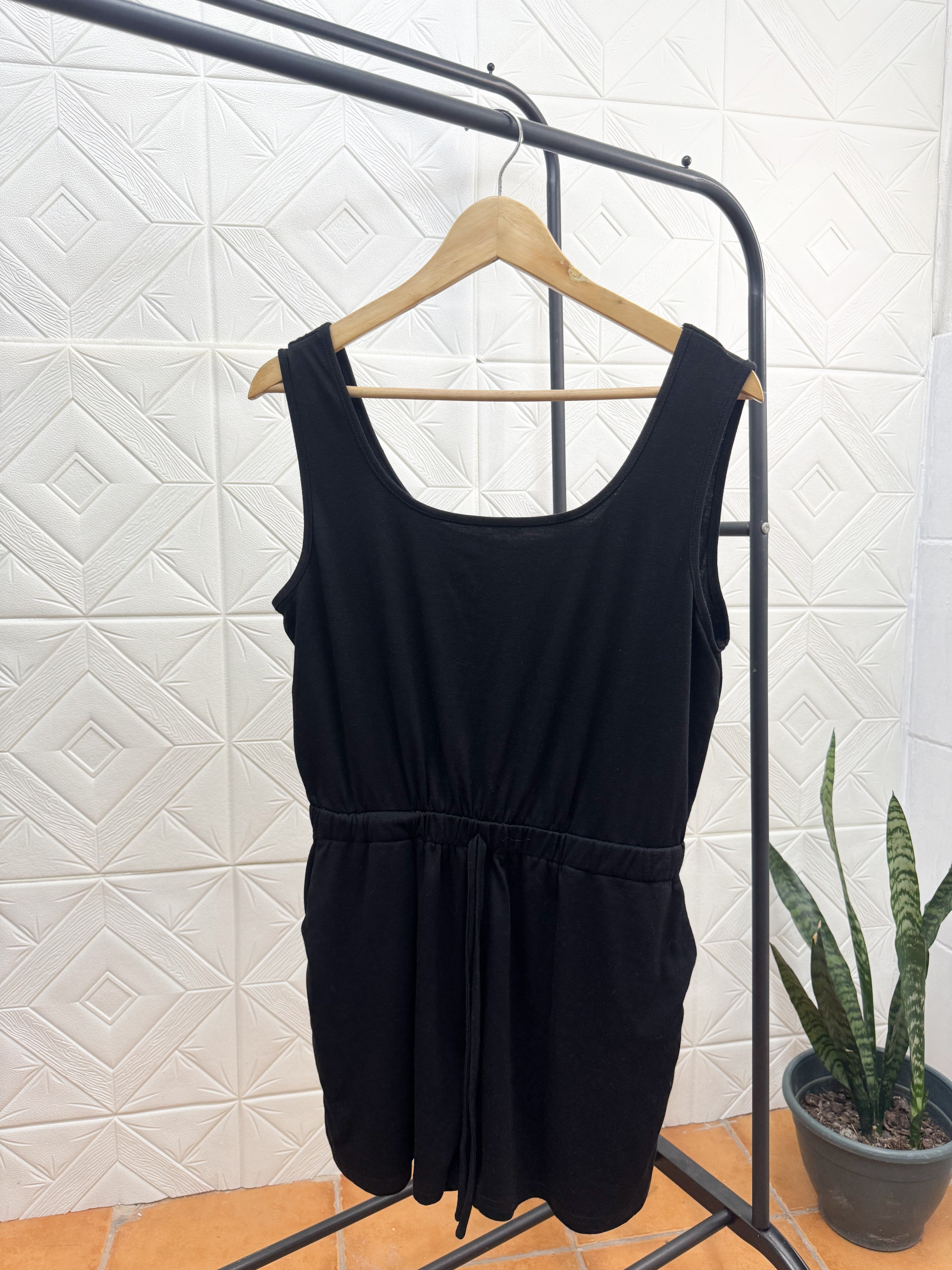 Monito corto negro, talle L