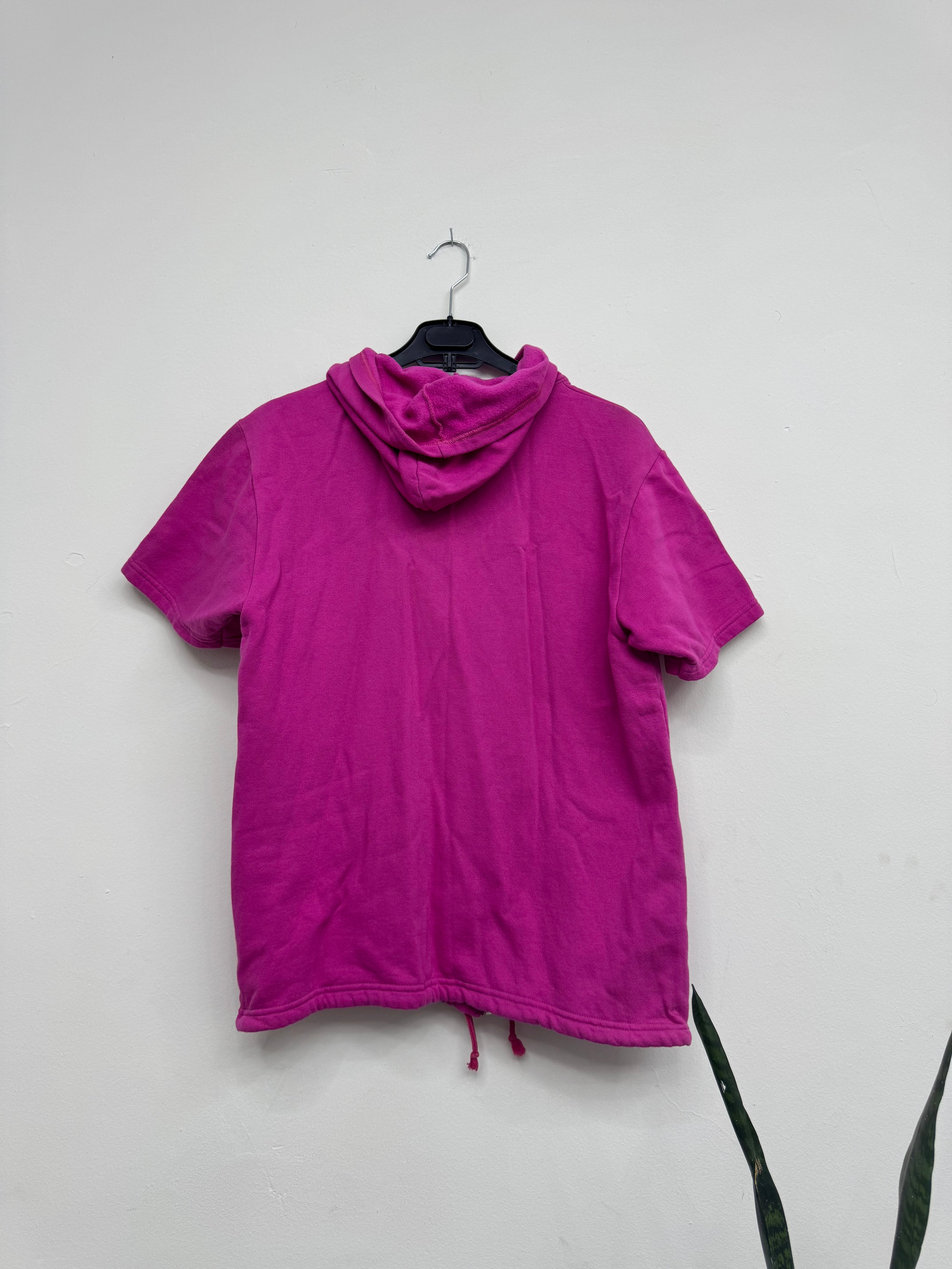 Campera de mangas cortas con capucha