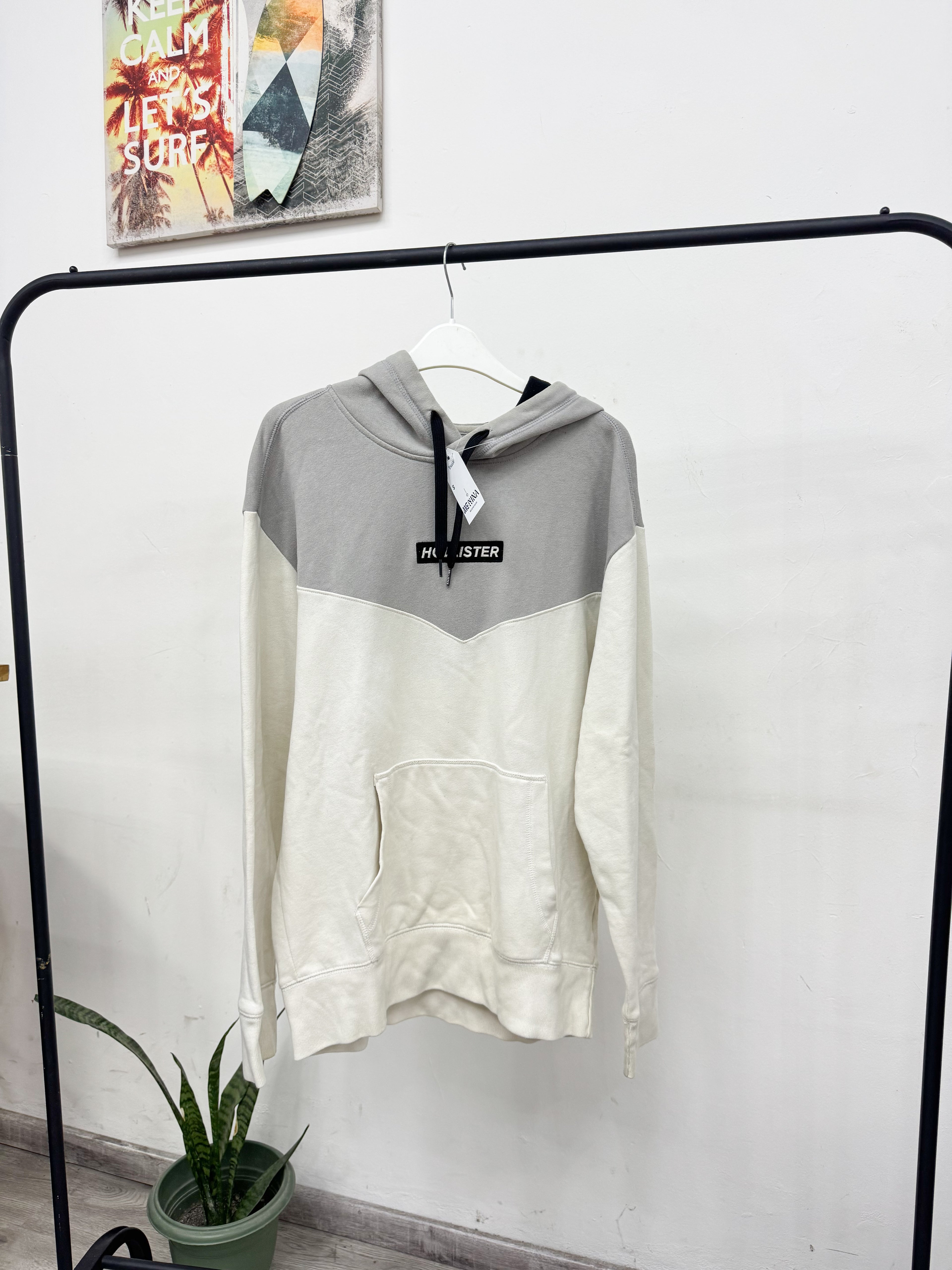 Canguro deportivo Hollister blanco y gris