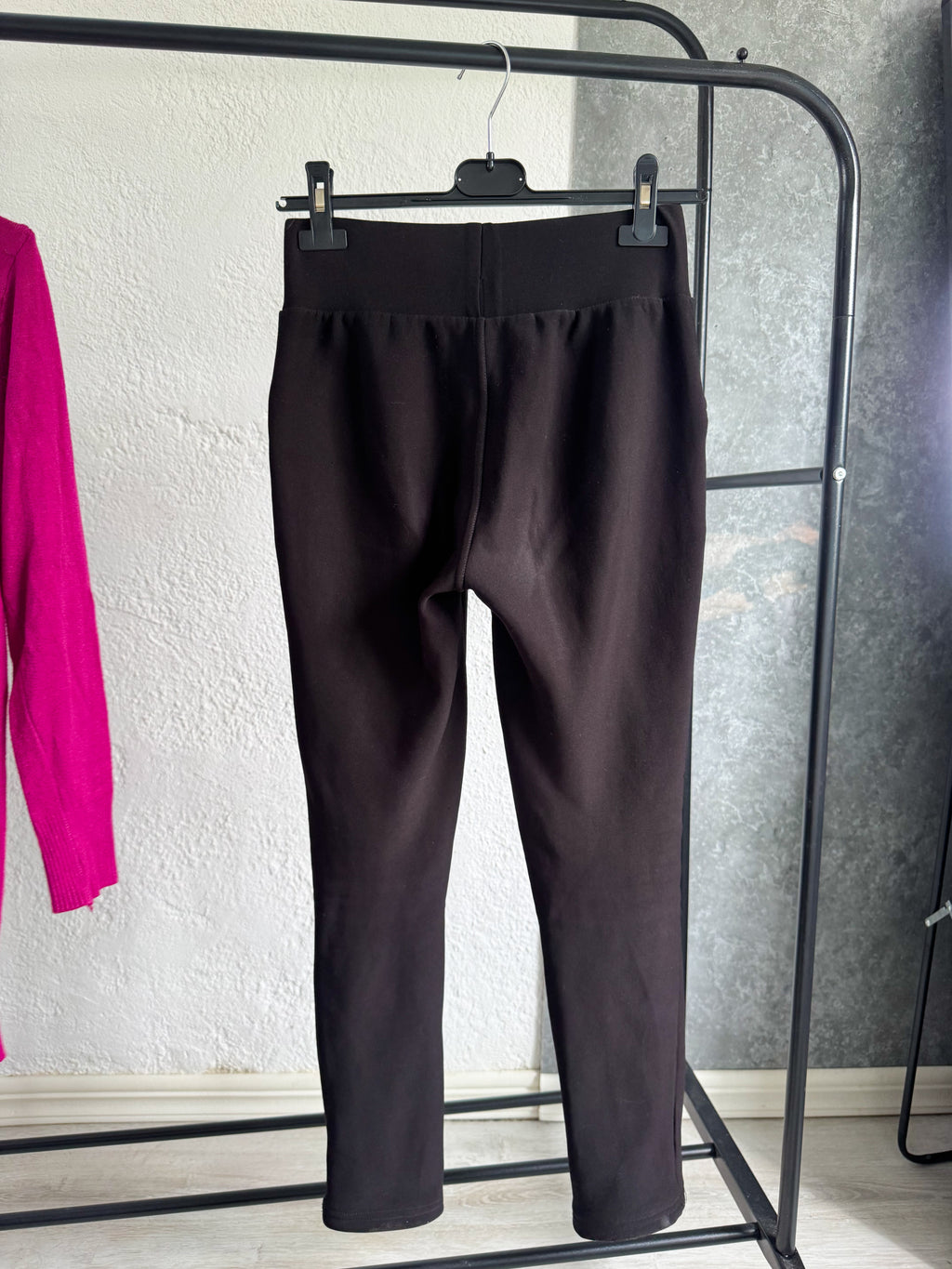 Pantalón negro con cierres delanteros