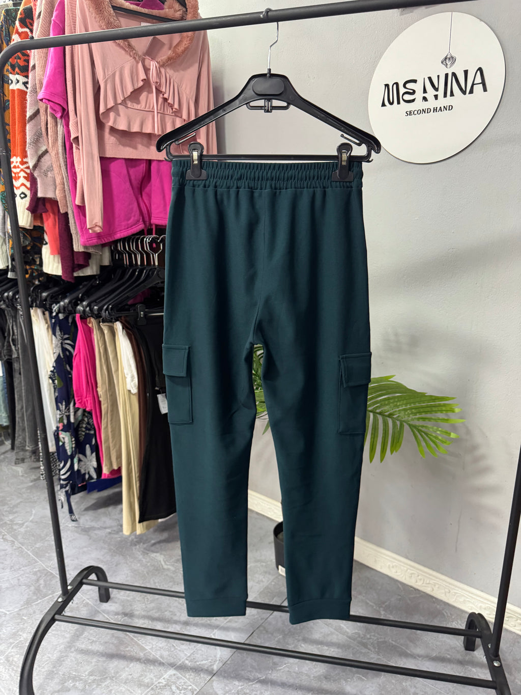 Pantalón tipo deportivo cargo verde oscuro