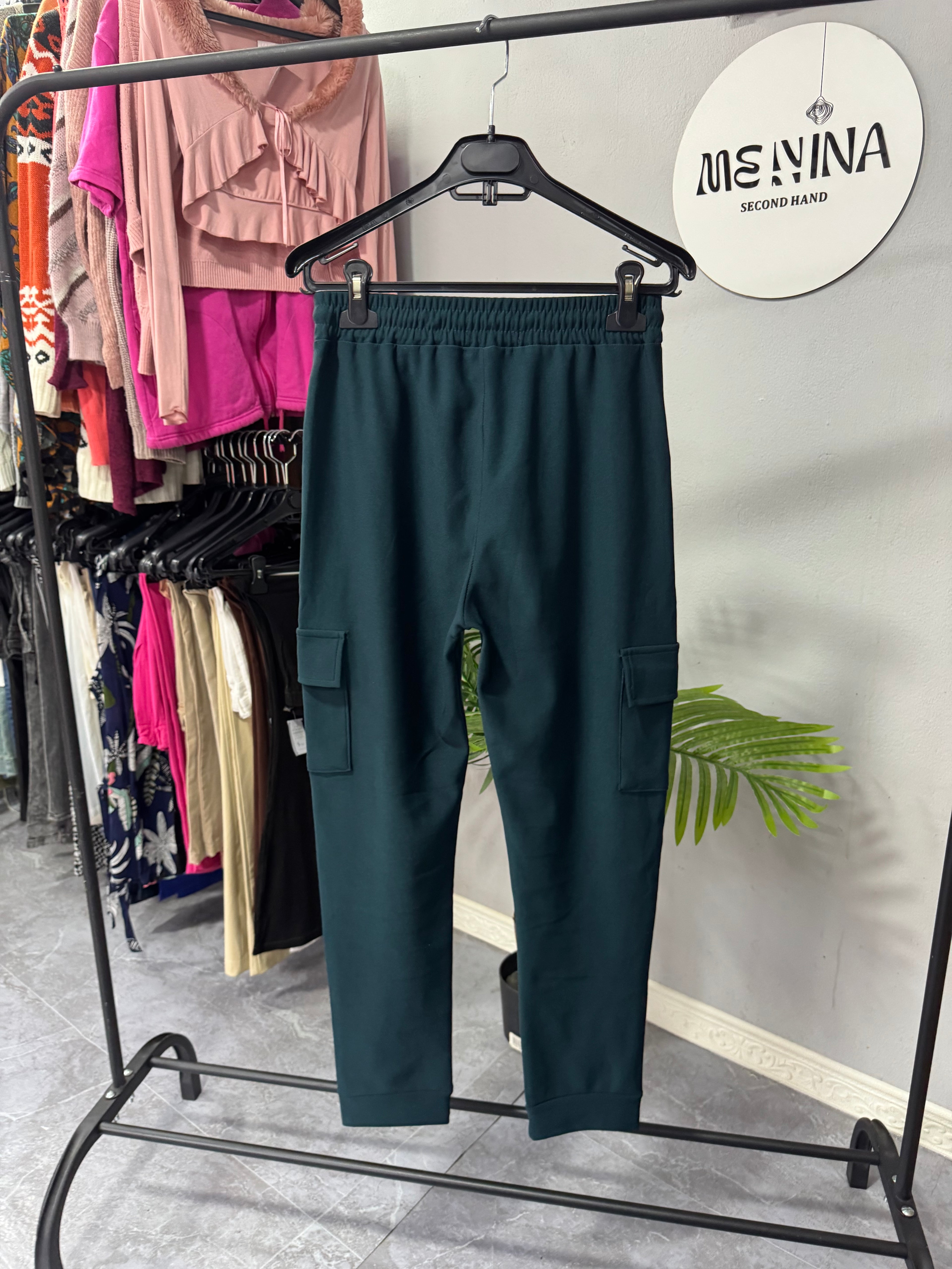 Pantalón tipo deportivo cargo verde oscuro