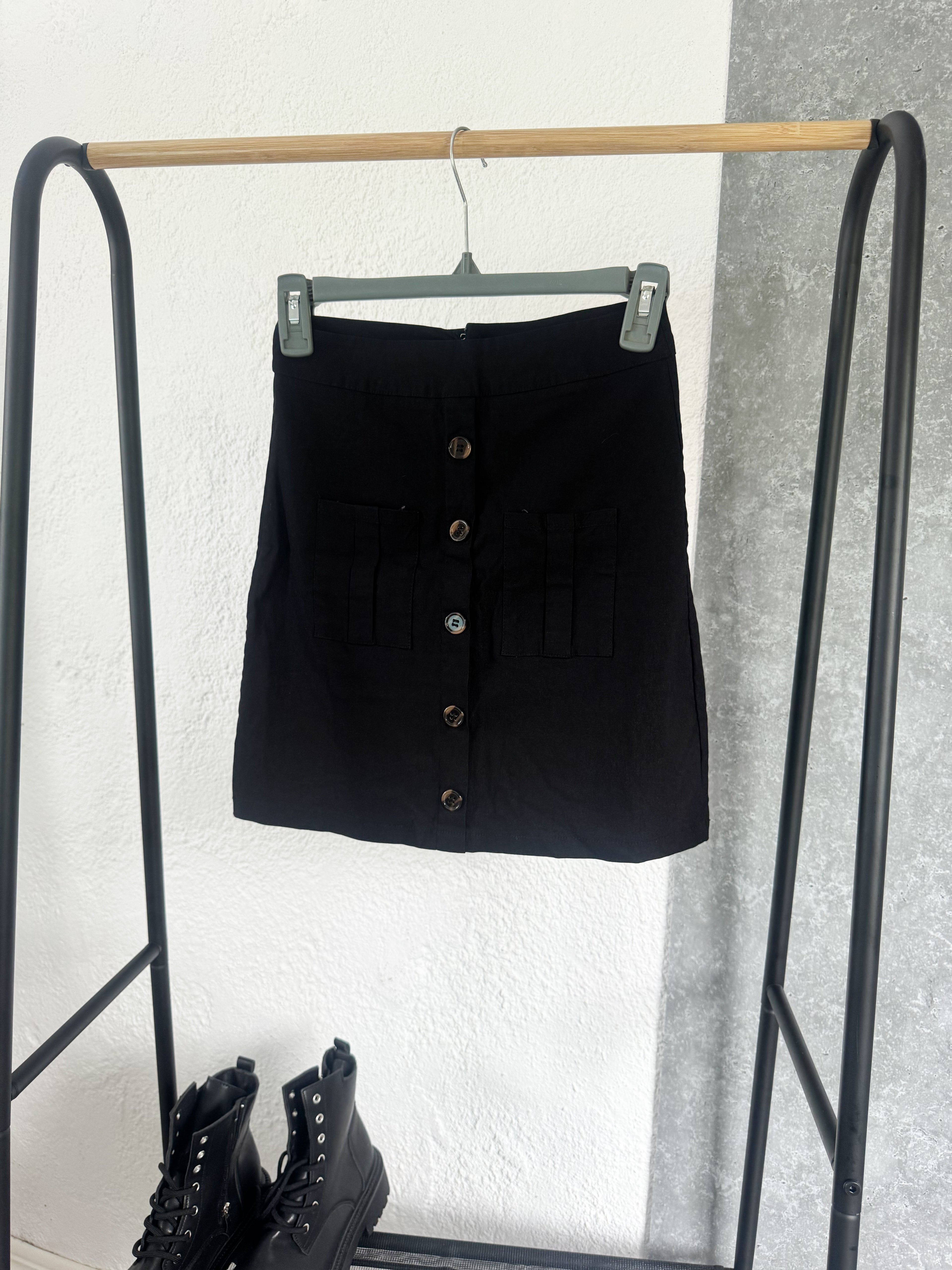 Pollera negra con botones delanteros